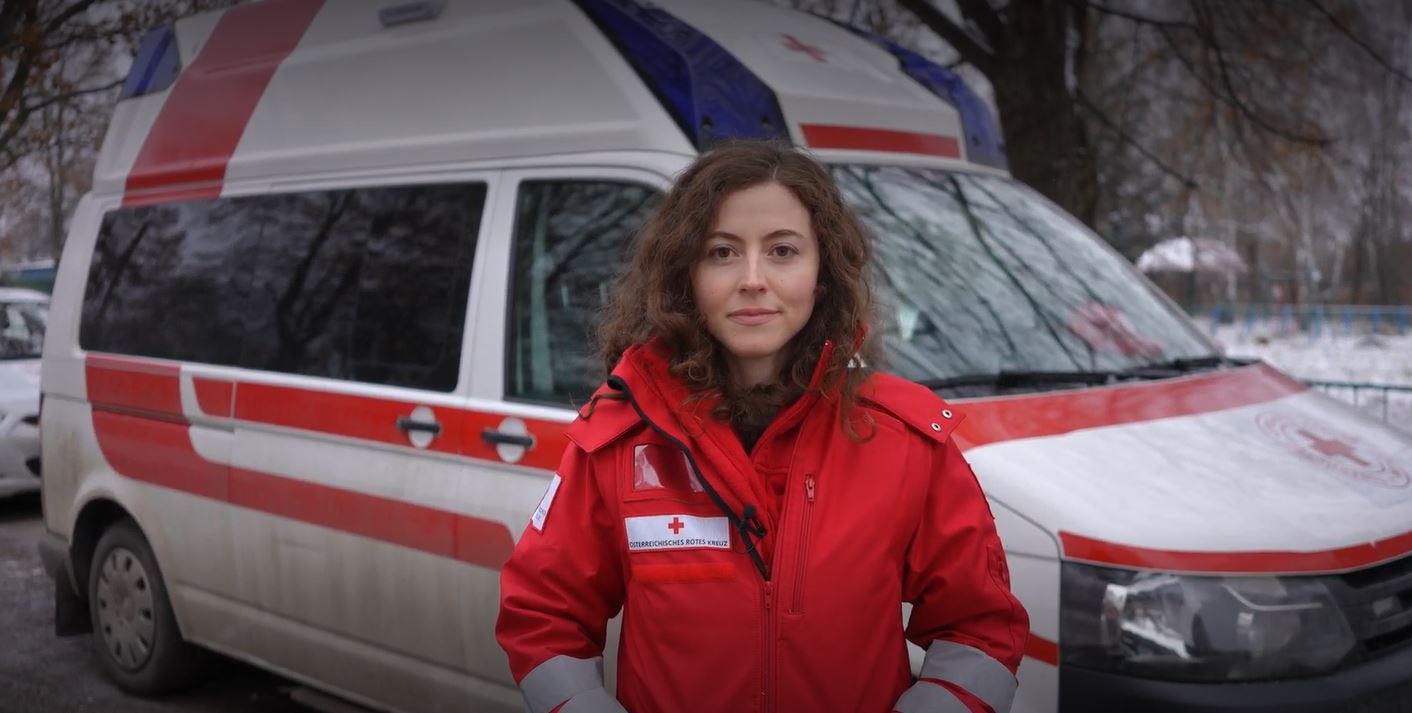 Camilla Mittelberger vom Roten Kreuz vor einem Rotkreuz Auto