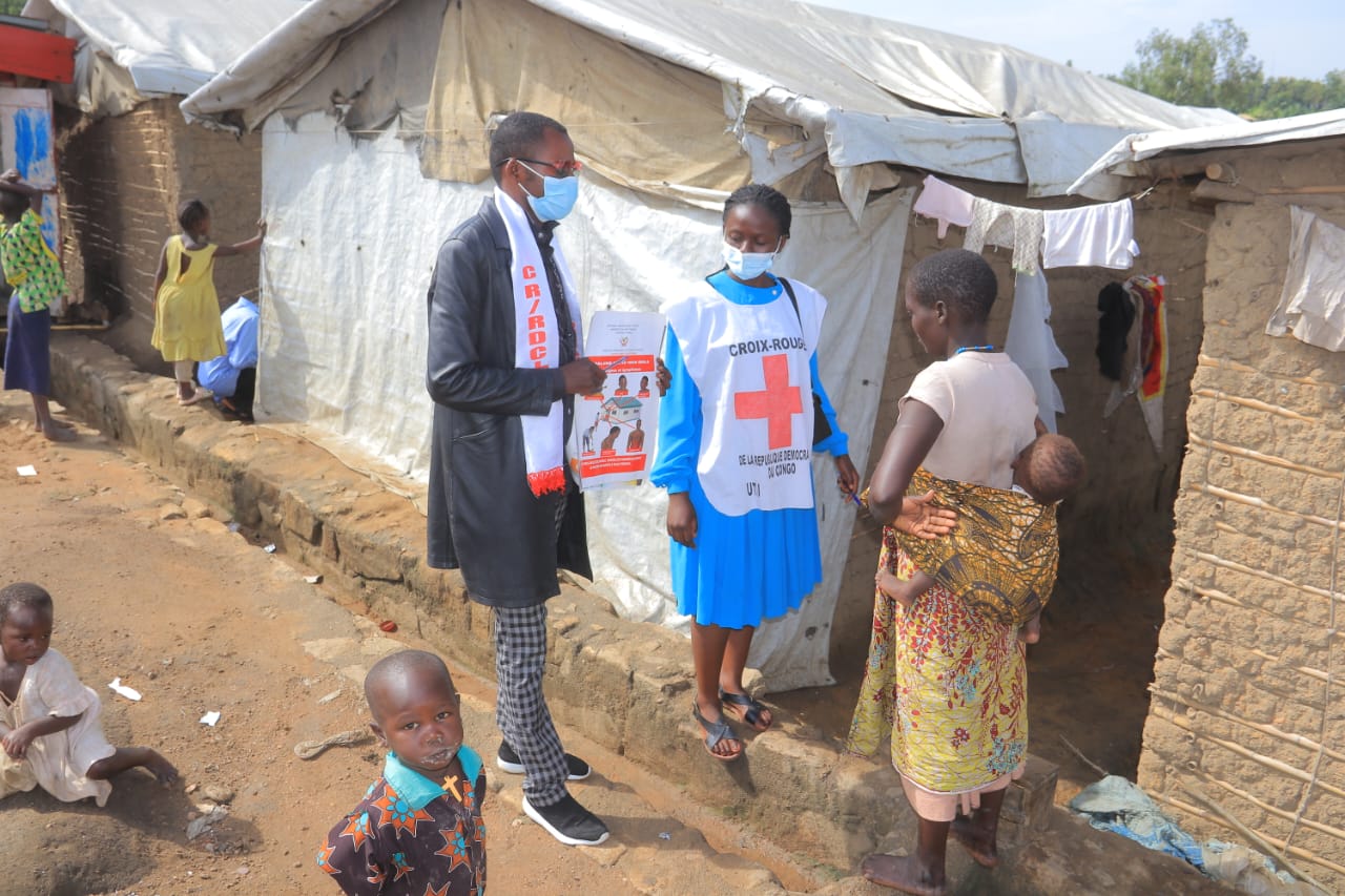 Rotkreuz Mitarbeiter klären in der DR Kongo über Ebola auf