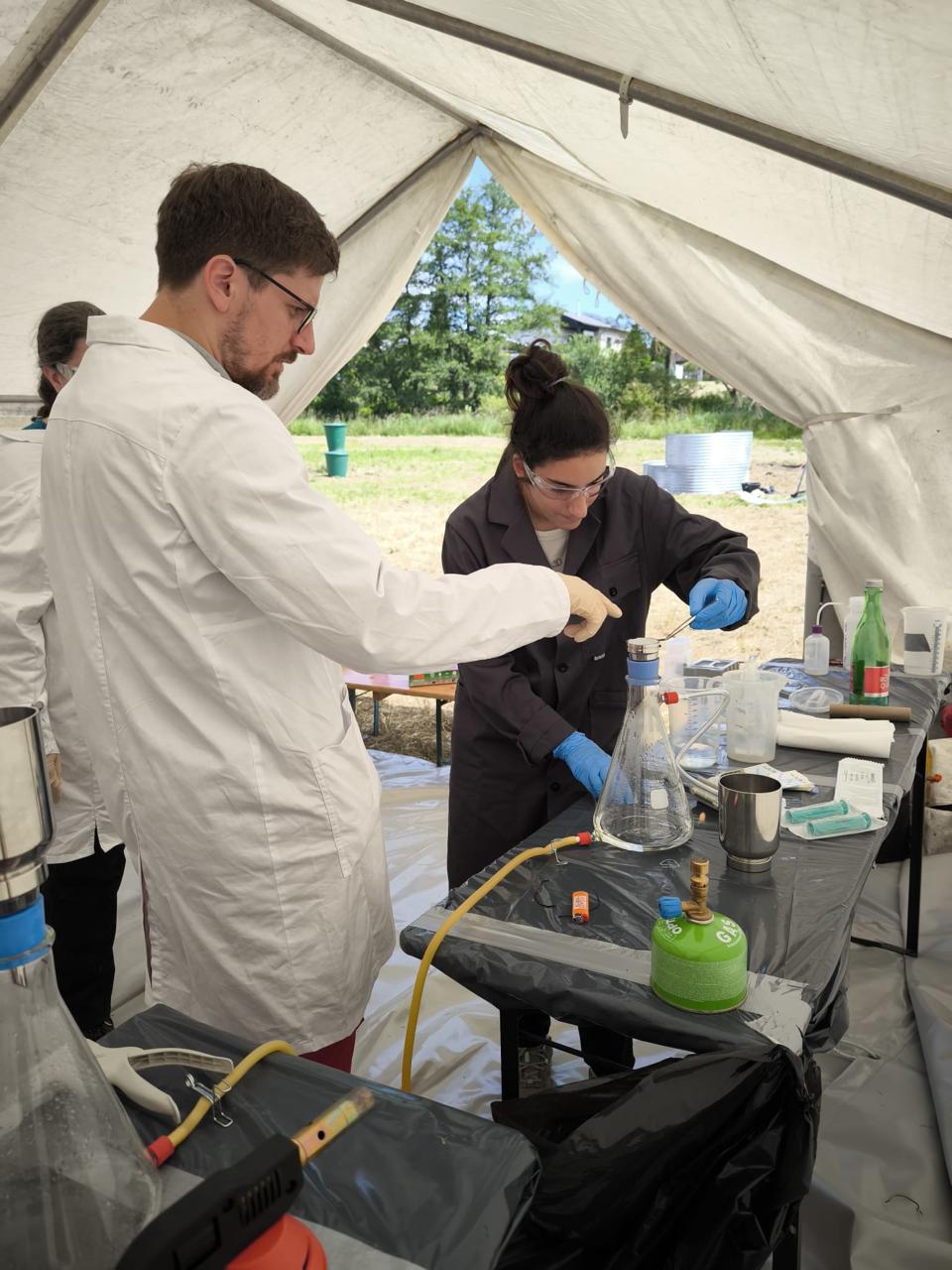 Clara Mohtar und Christopher Friedrich (beide ÖRK) bei der Wasseranalyse in einem Feldlabor.