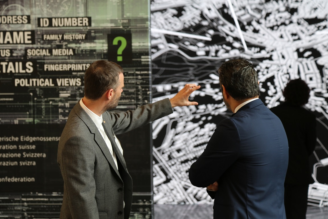 Philippe Stoll und ein weiterer Mann zeigen auf ein Bild