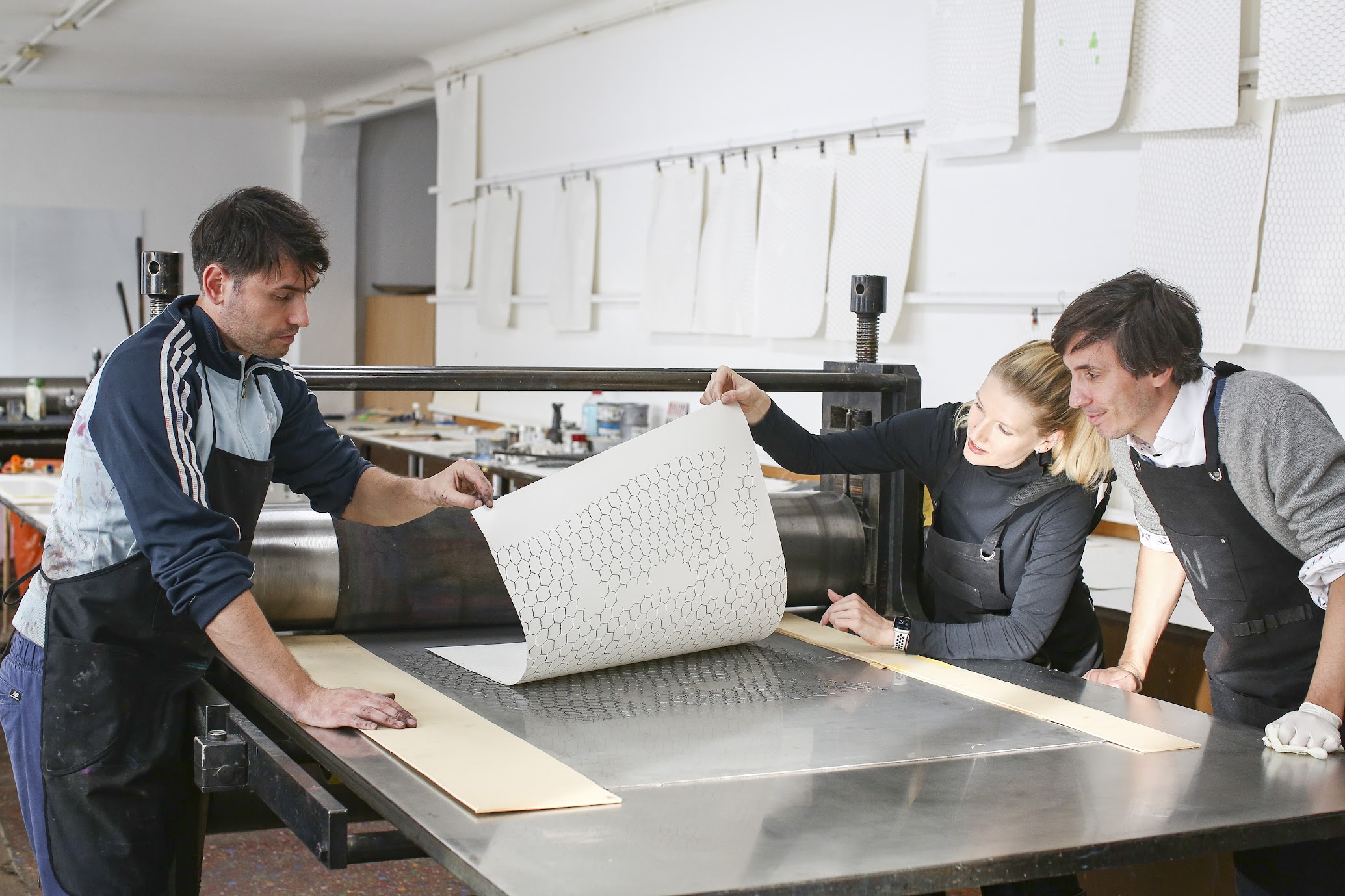 Künstler Alfredo Barsuglia beim Kunstdruck mit Team