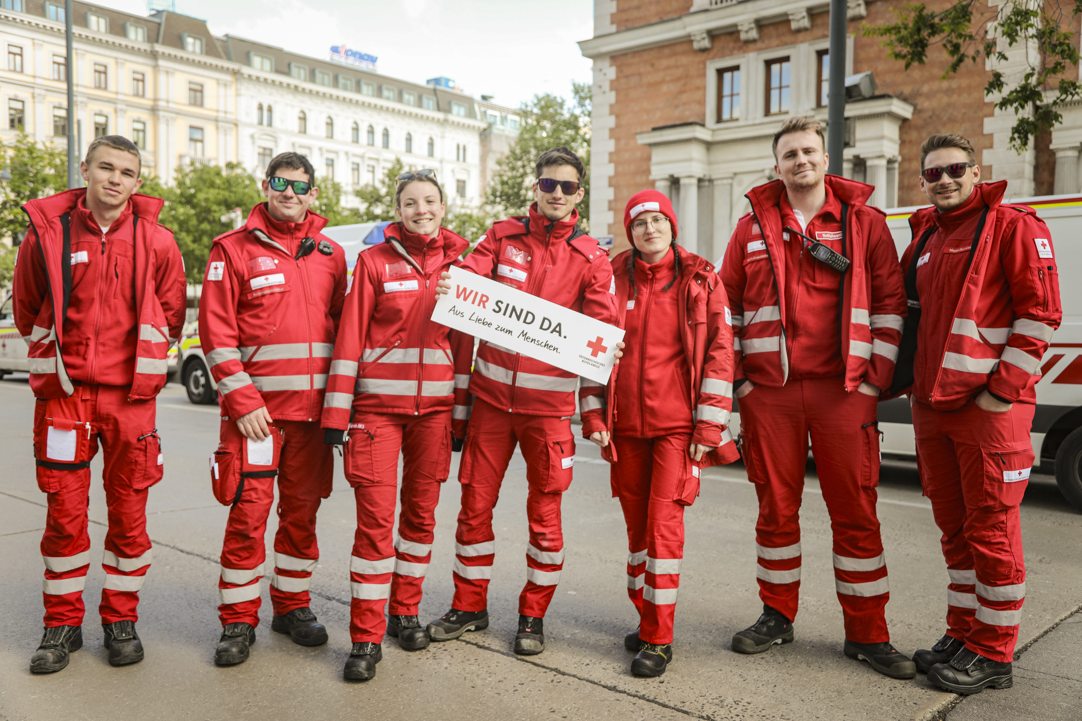 Gruppenfoto Rotes Kreuz mit Schild Wir Sind Da