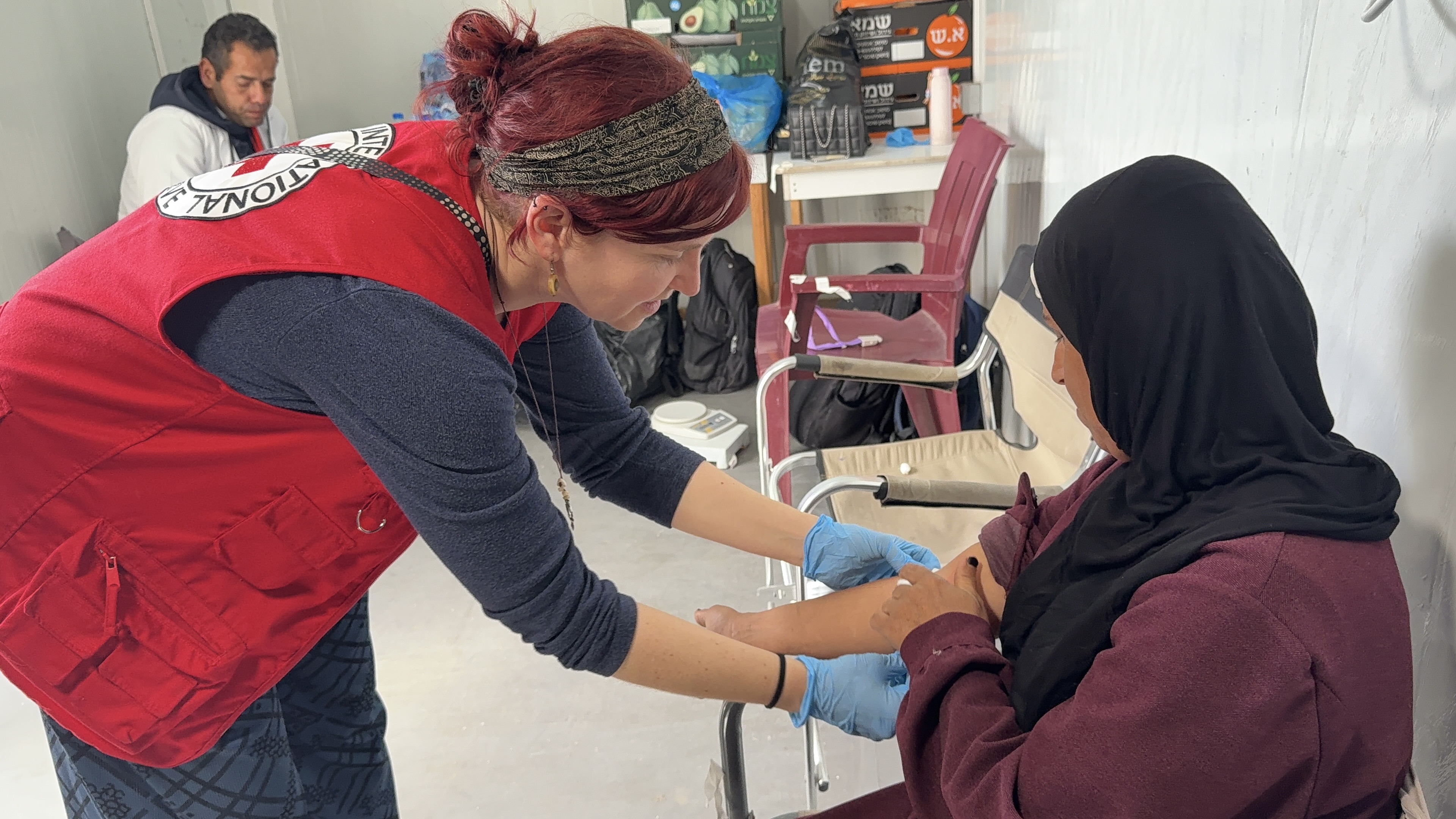 Rotkreuz Mitarbeiterin in Gaza verbindet Frau den Arm