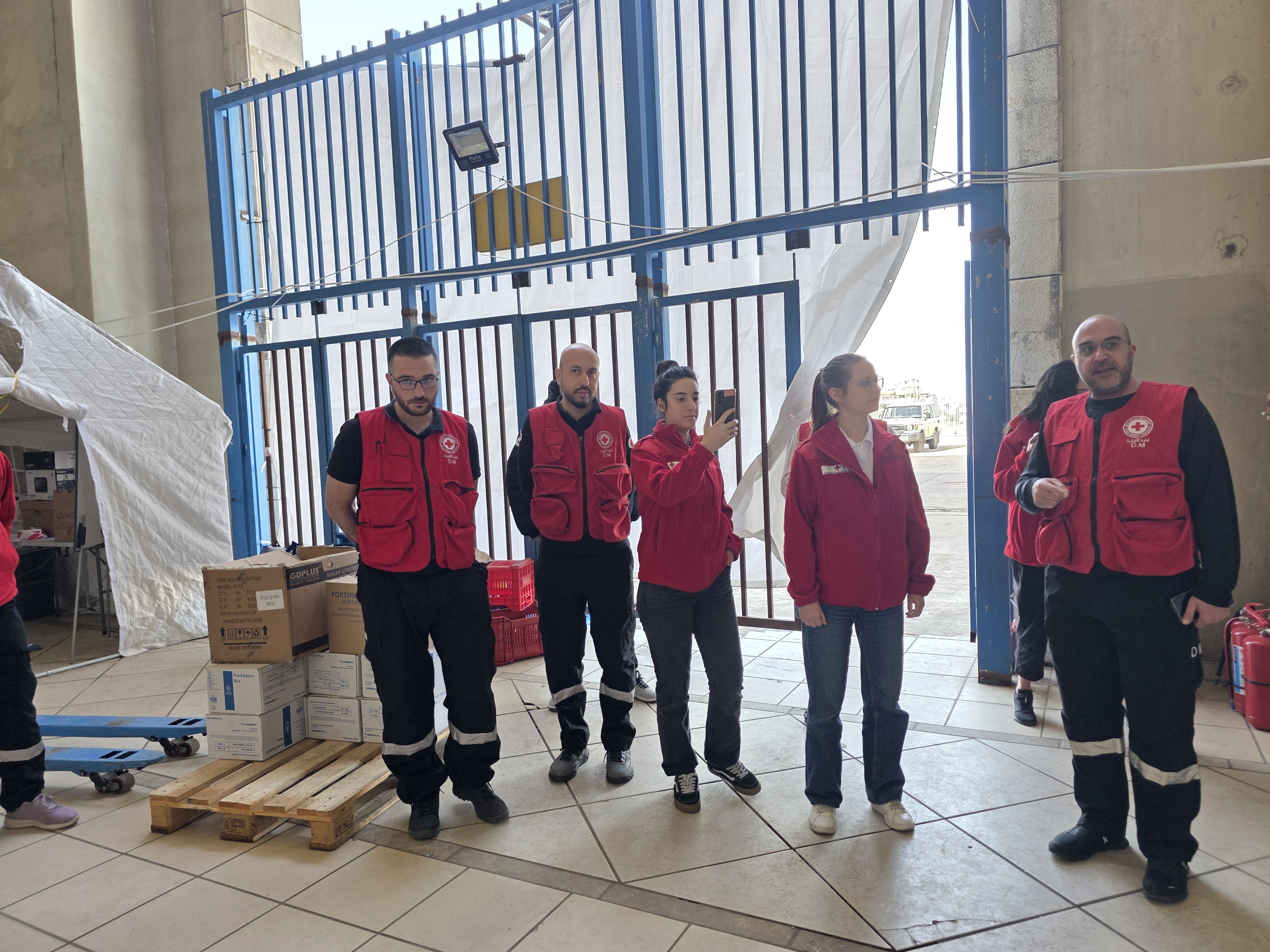 Mitarbeiter des ÖRK beim Besuch einer Notunterkunft im Stadion "Sport City" in Beirut