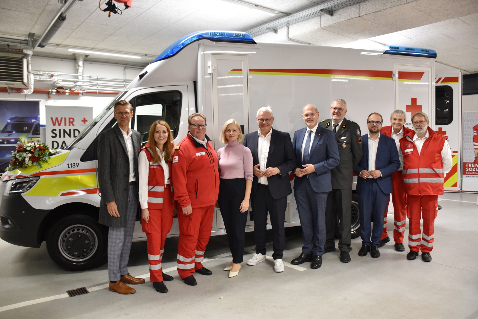 Gruppenfoto (von l nach r): Robert Maurer MSc, MBA (GF Barmherzige Brüder Eisenstadt), Dir. Mag. Tanja König (GF RK Burgenland), MR Dr. Werner Krischka (Präsident RK Burgenland), Bgmst. Rita Stenger, LAbg. Bgmst. Mag. Thomas Steiner, BA, Mag. Franz Öhler, MBA MPH (Gesundheit Burgenland), Landeschefarzt Primar Dr. Reinhold Renner, Vizebürgermeister Istvan Deli, Landesrettungskommandant Hans-Peter Polzer, Dir. Thomas Wallner MsC. (GF RK Burgenland) 