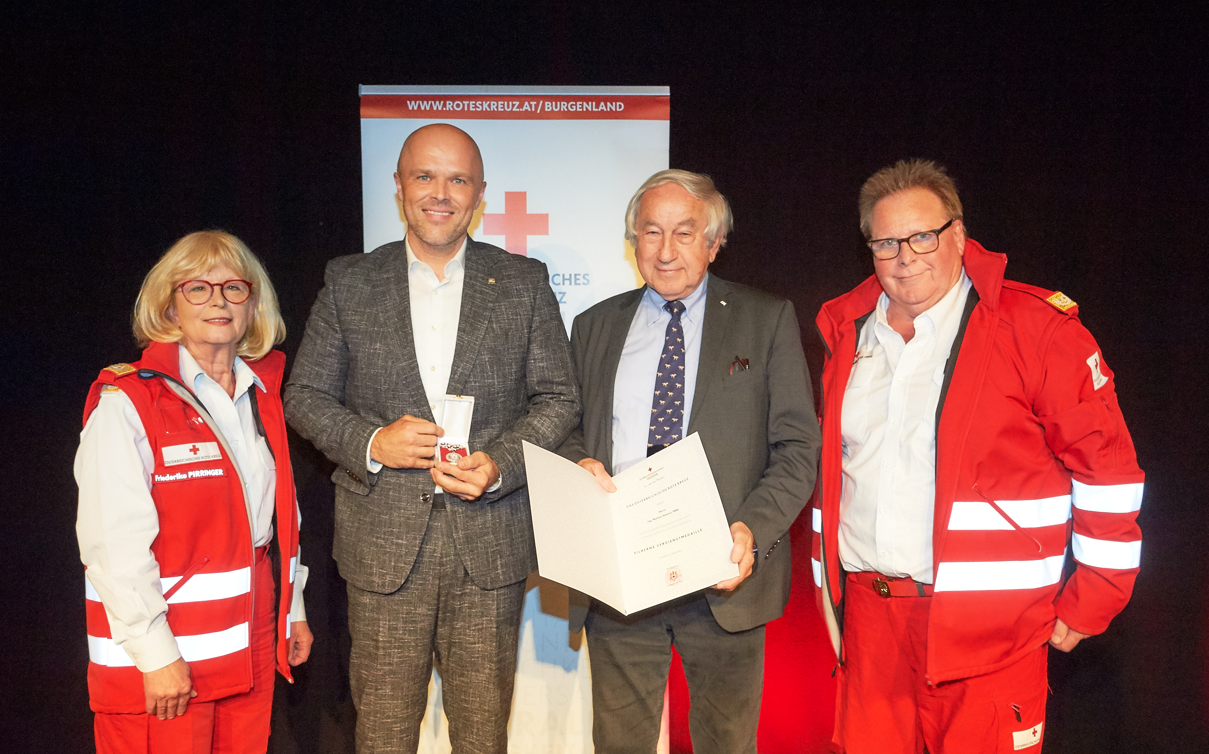 Ehrung von Markus Halwax mit Präsidentin des Roten Kreuzes Burgenland Friederike Pirringer, Präsident des Österreichischen Roten Kreuzes Gerald Schöpfer und Vizepräsident des Roten Kreuzes Burgenland Werner Krischka
