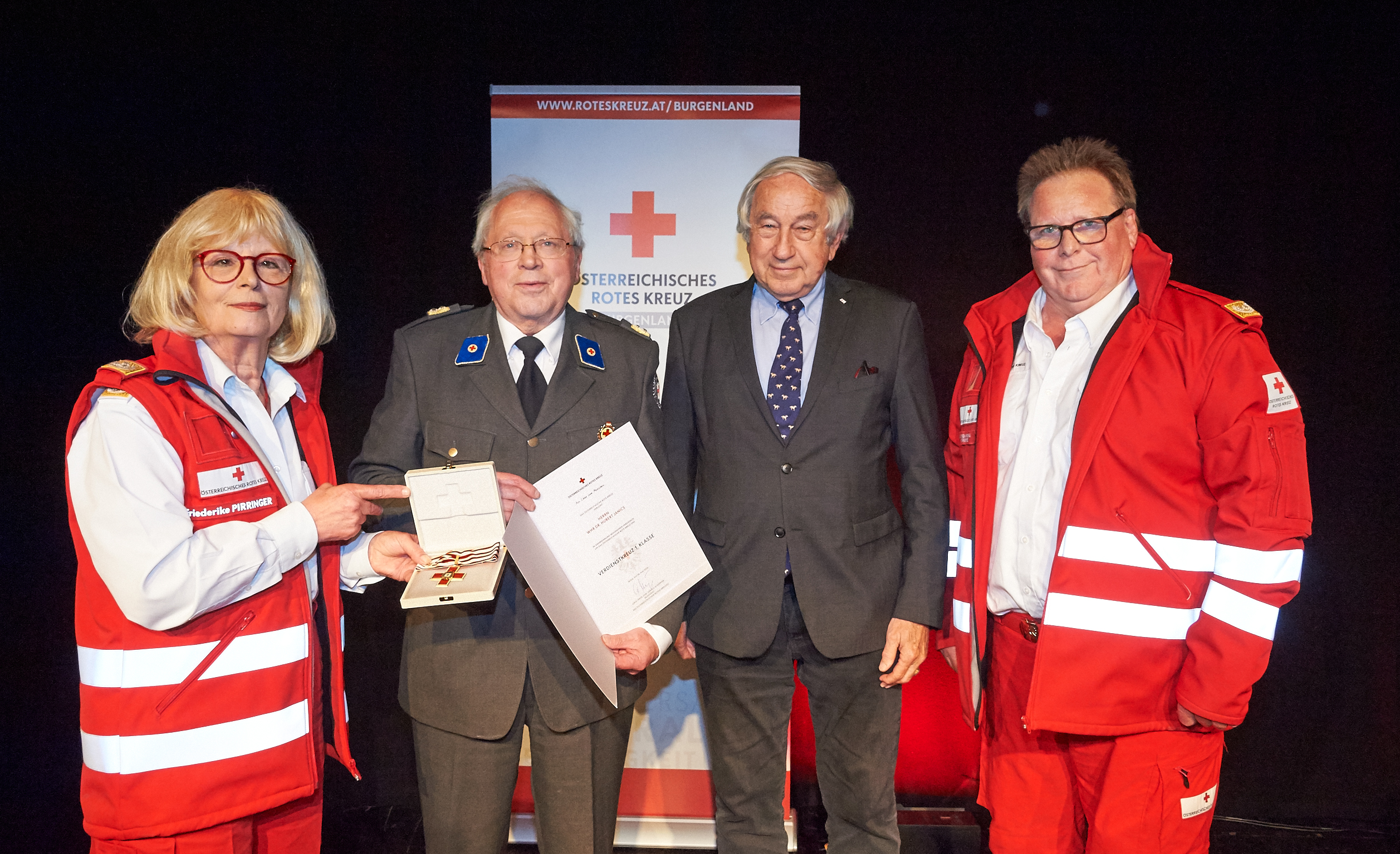 Ehrung von Hubert Janics mit Präsidentin des Roten Kreuzes Burgenland Friederike Pirringer, Präsident des Österreichischen Roten Kreuzes Gerald Schöpfer und Vizepräsident des Roten Kreuzes Burgenland Werner Krischka