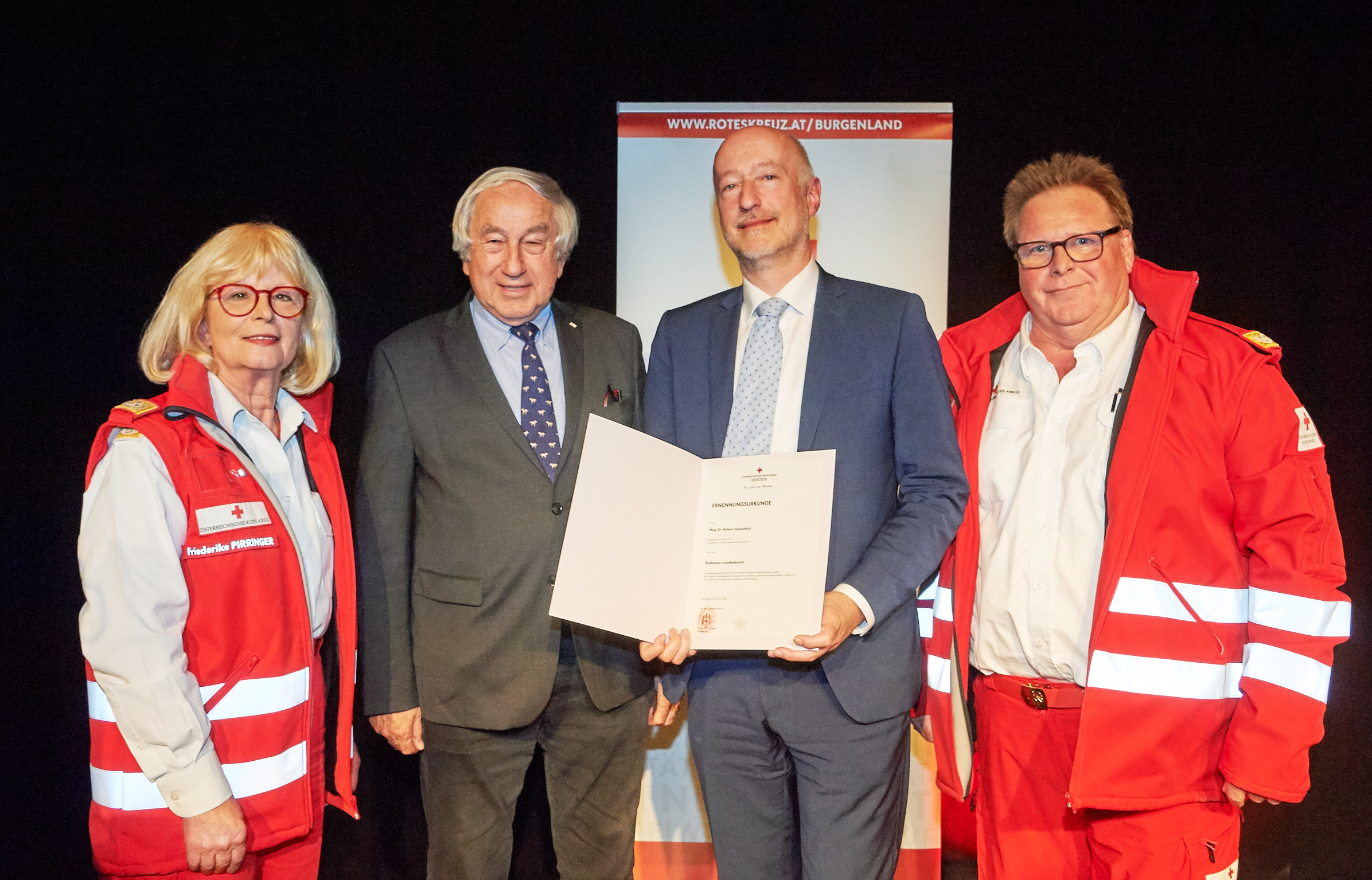 Ehrung von Robert Jonischkeit mit Präsidentin des Roten Kreuzes Burgenland Friederike Pirringer, Präsident des Österreichischen Roten Kreuzes Gerald Schöpfer und Vizepräsident des Roten Kreuzes Burgenland Werner Krischka
