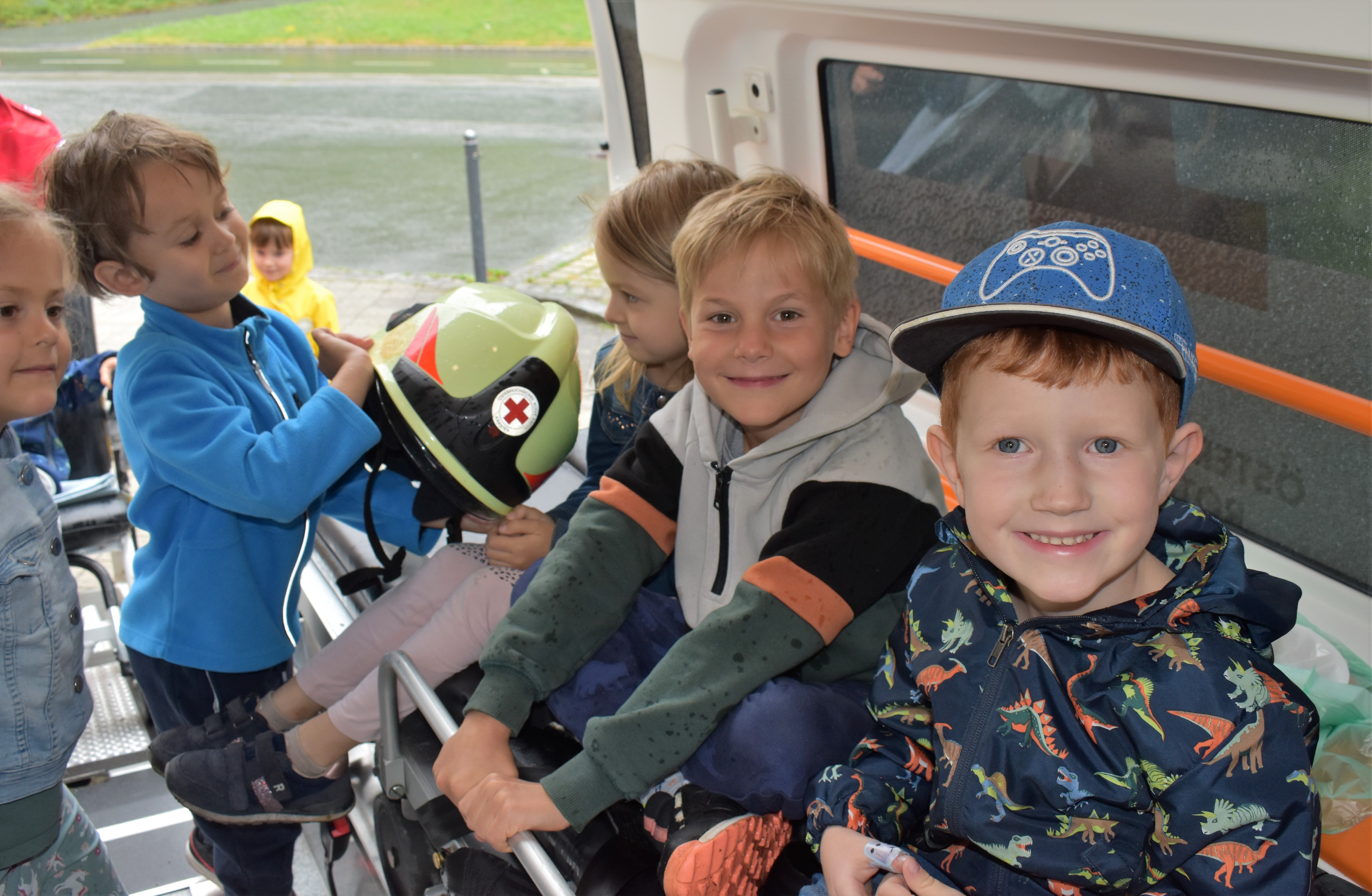 Lachende Kinder im Rettungswagen
