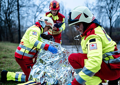 © reneknabl.com Rettungsdienst, 3 Sanitäter:innen im EInsatz