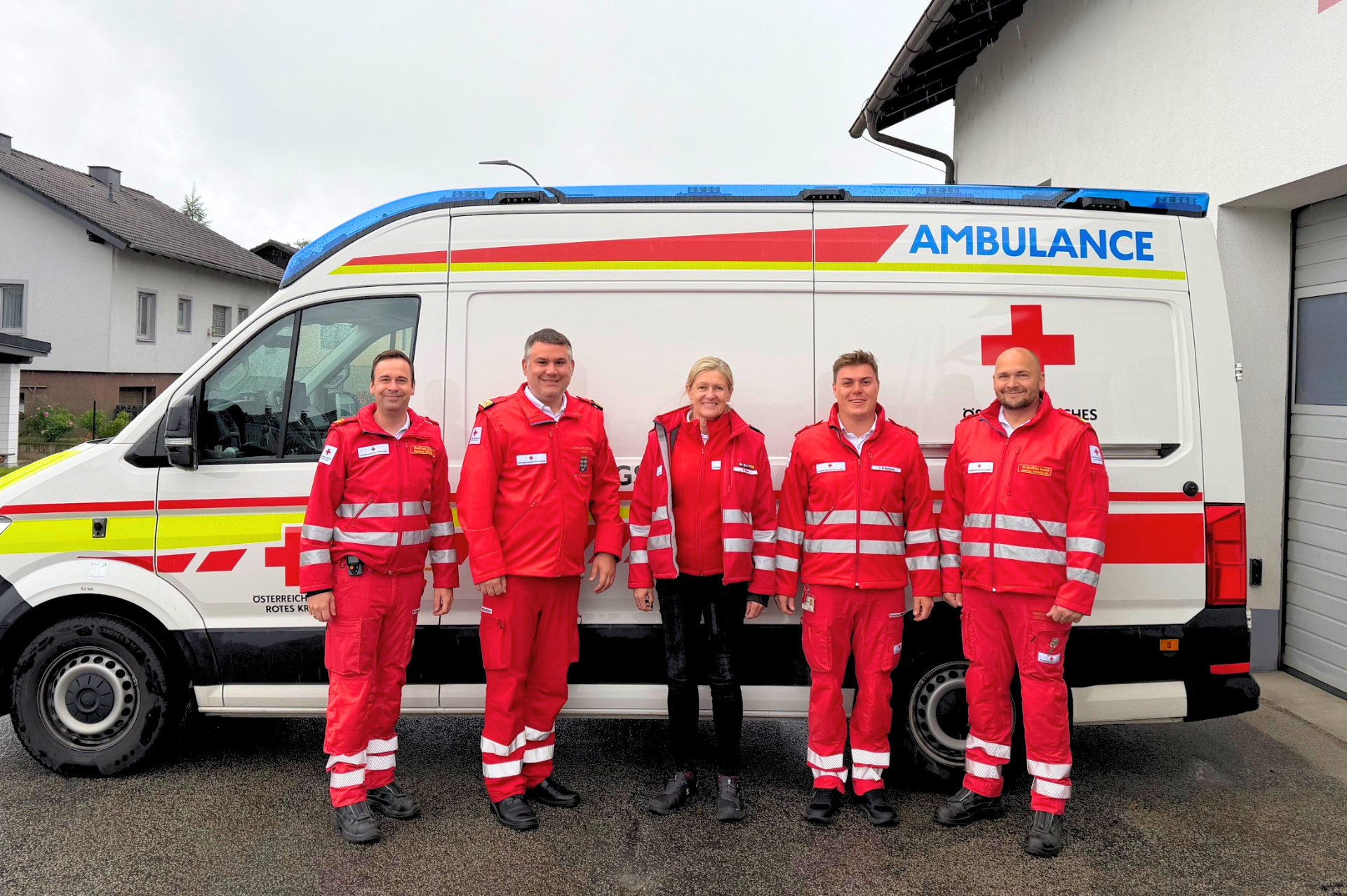 5 Personen vor einem RTW.
