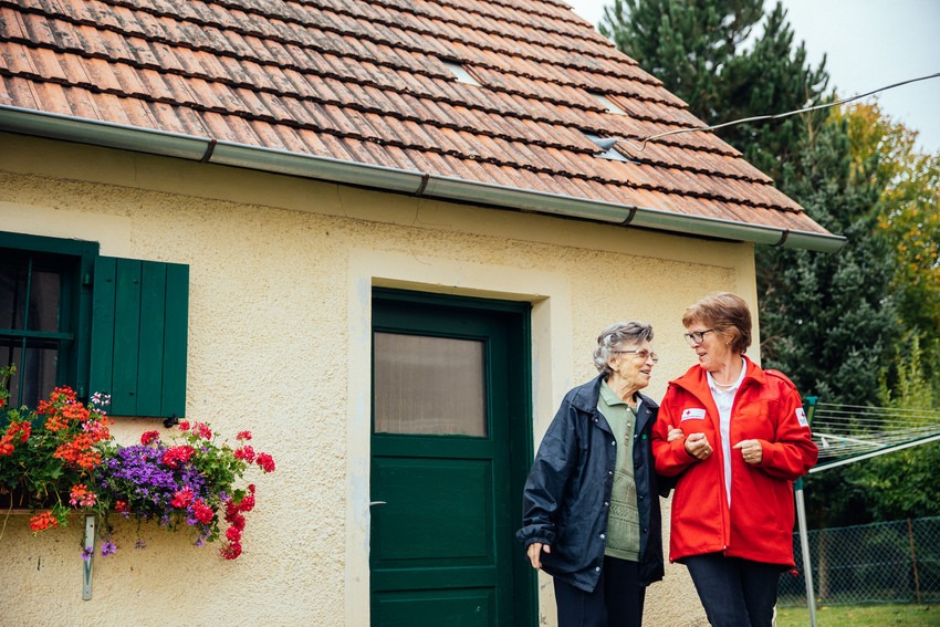 Besuchsdienst unterhält sich mit Dame