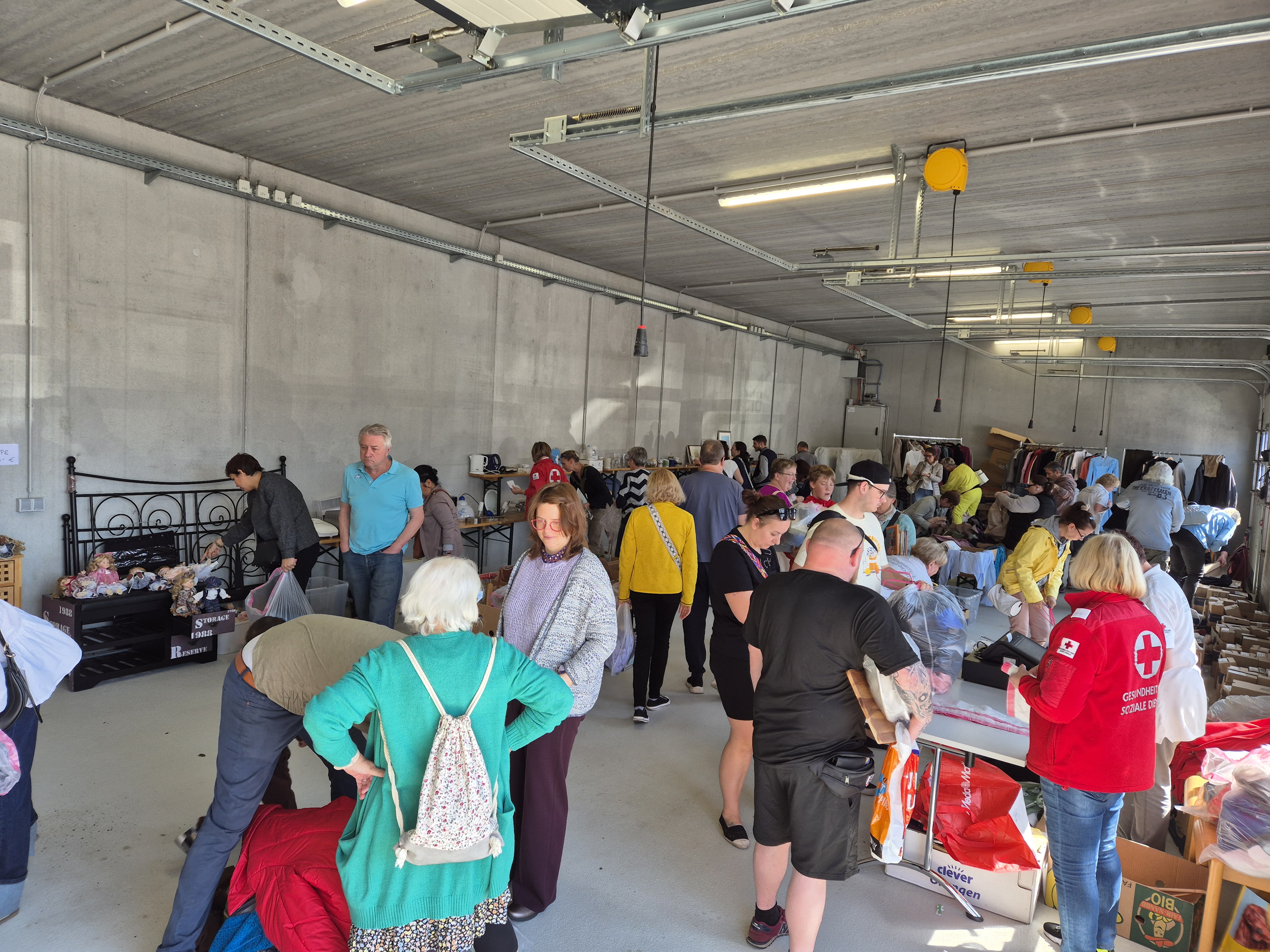 Viele Besucher:innen beim Henry Flohmarkt
