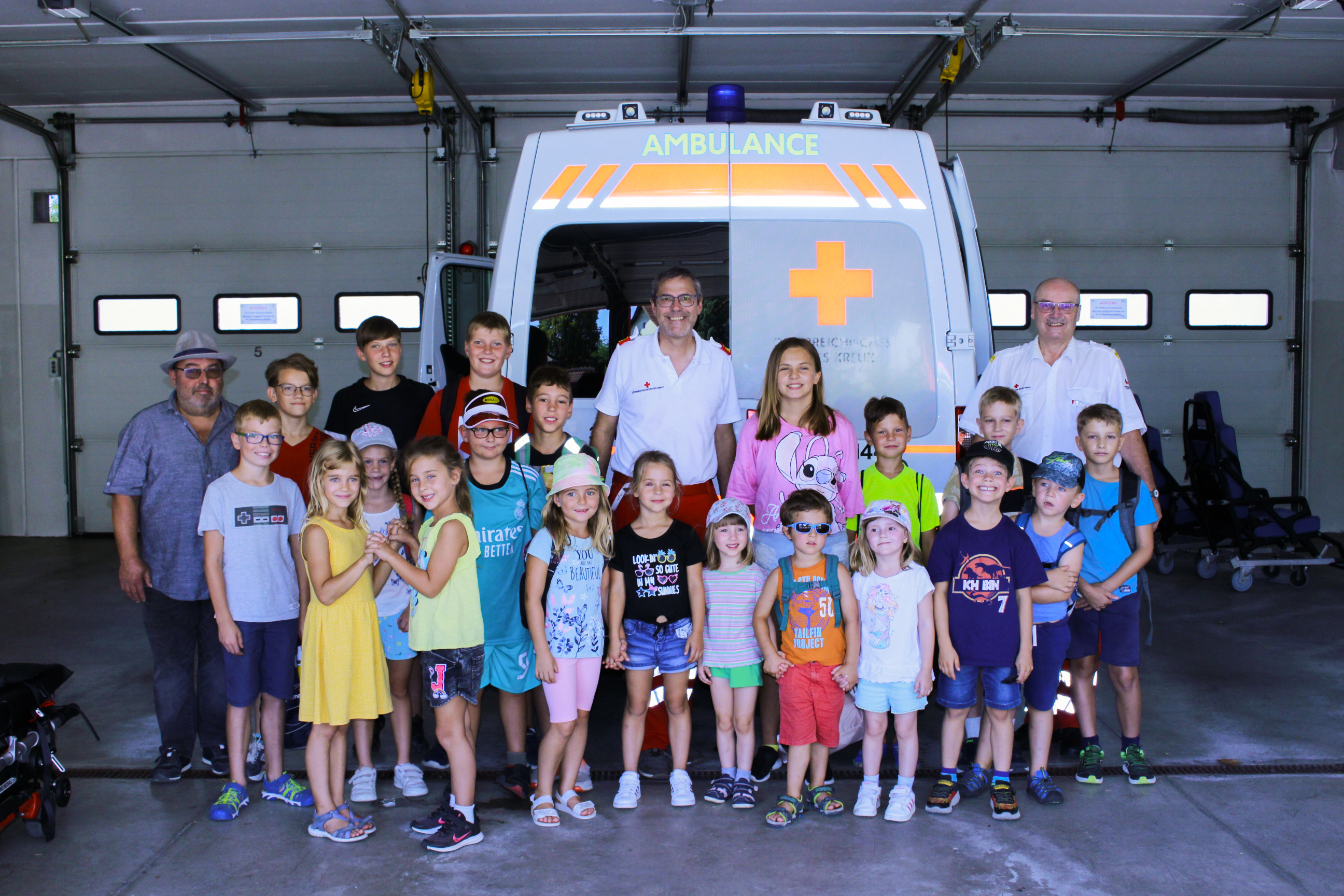 Gemeinsames Gruppenfoto mit den Kindern des Sollenauer Ferienspiels vor einem Rettungswagen