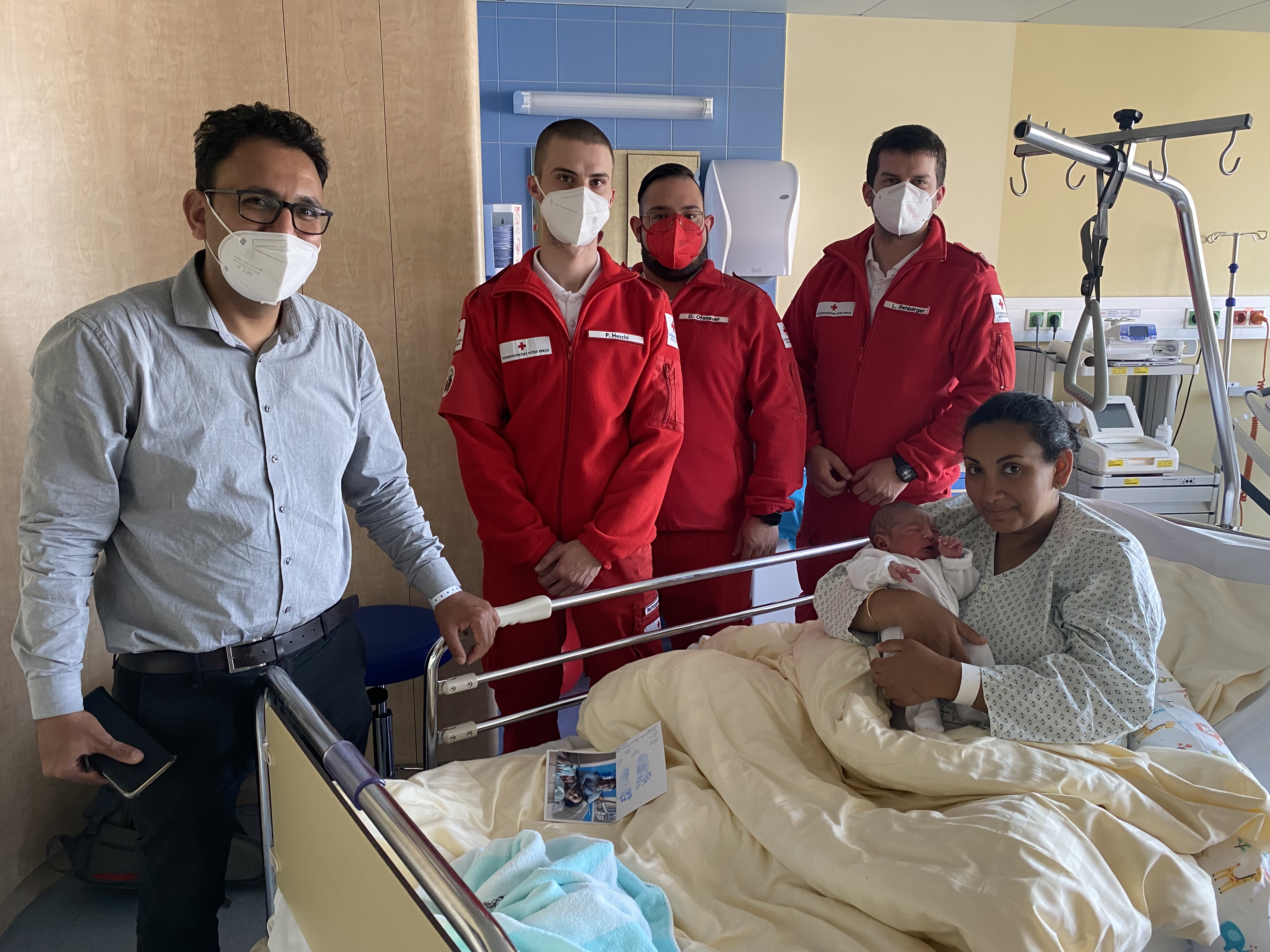 Der kleine Paul hatte es eilig! Eine Minute vor eintreffen des Notarztes haben unsere Rettungssanitäter Lukas, Patrick und Daniel die zum zweiten mal werdenden Eltern bei der Geburt unterstützt. Gesund und munter, konnte die Mutter mit dem Kind in den Armen in ein Krankenhaus gebracht werden.