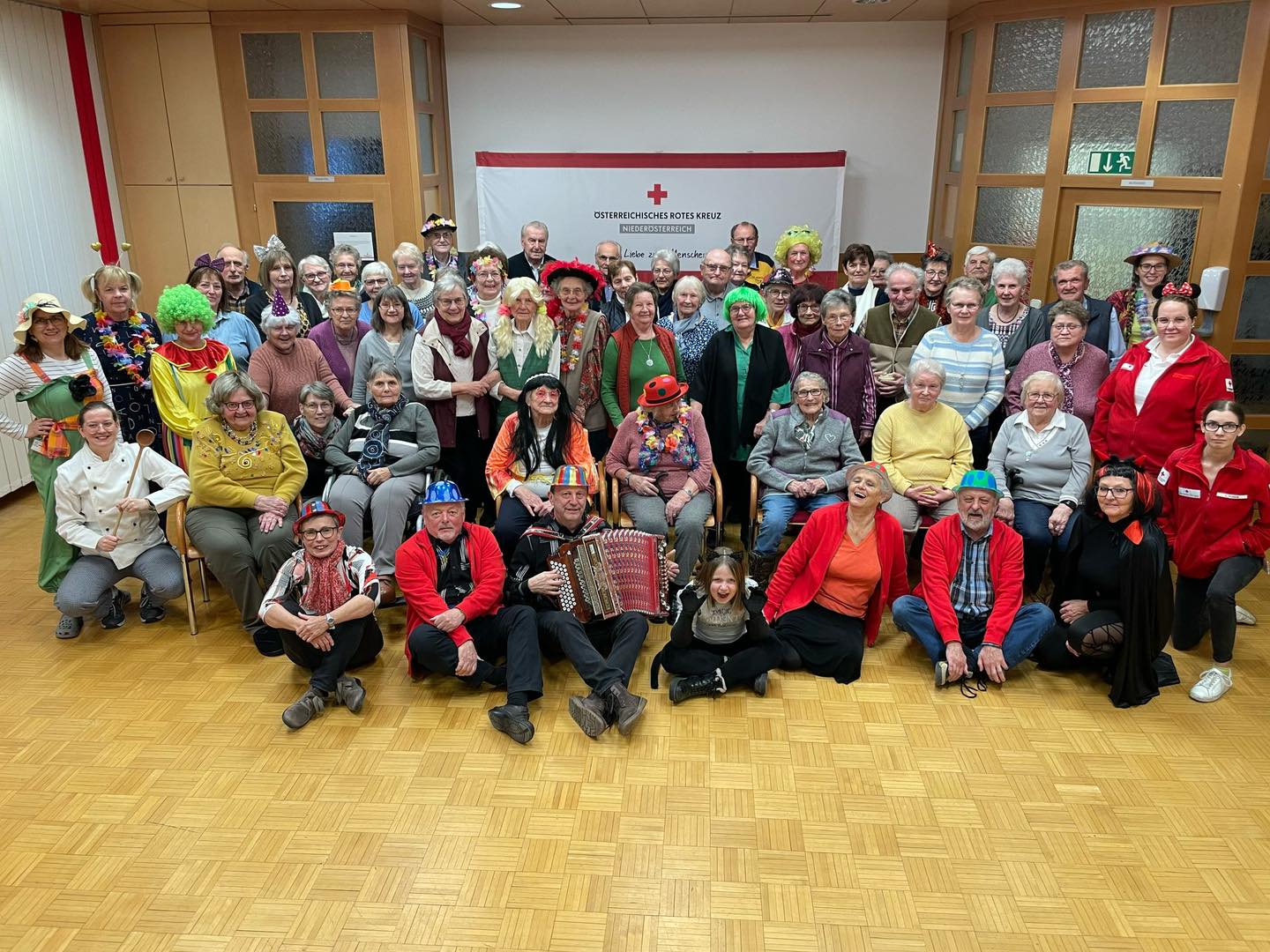 Das Bild zeigt die Gruppe des Seniorentreffs der Rotkreuz-Bezirksstelle Waidhofen/Thaya anlässlich von Fasching bunt gekleidet im Festsaal im Obergeschoss der Bezirksstelle.