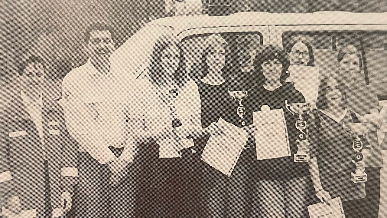Stolze Kinder mit ihren Betreuern präsentieren ihre Auszeichnungen bei Jugendbewerben.