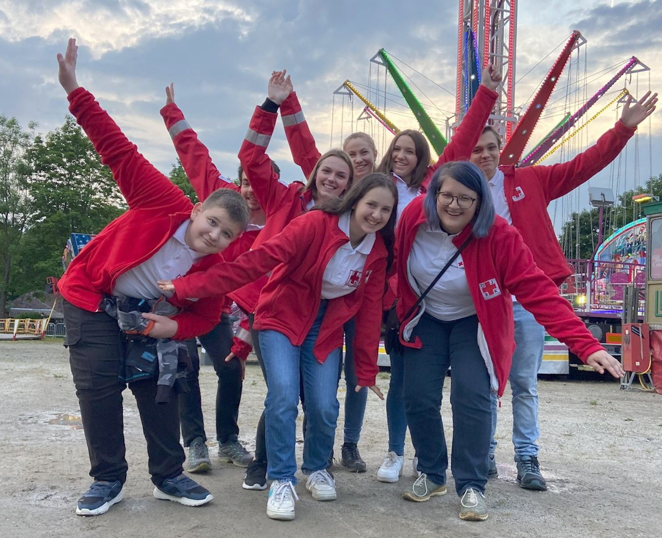 Die Jugendrotkreuzgruppe "Die Großen" präsentieren sich am Volksfestgelände.