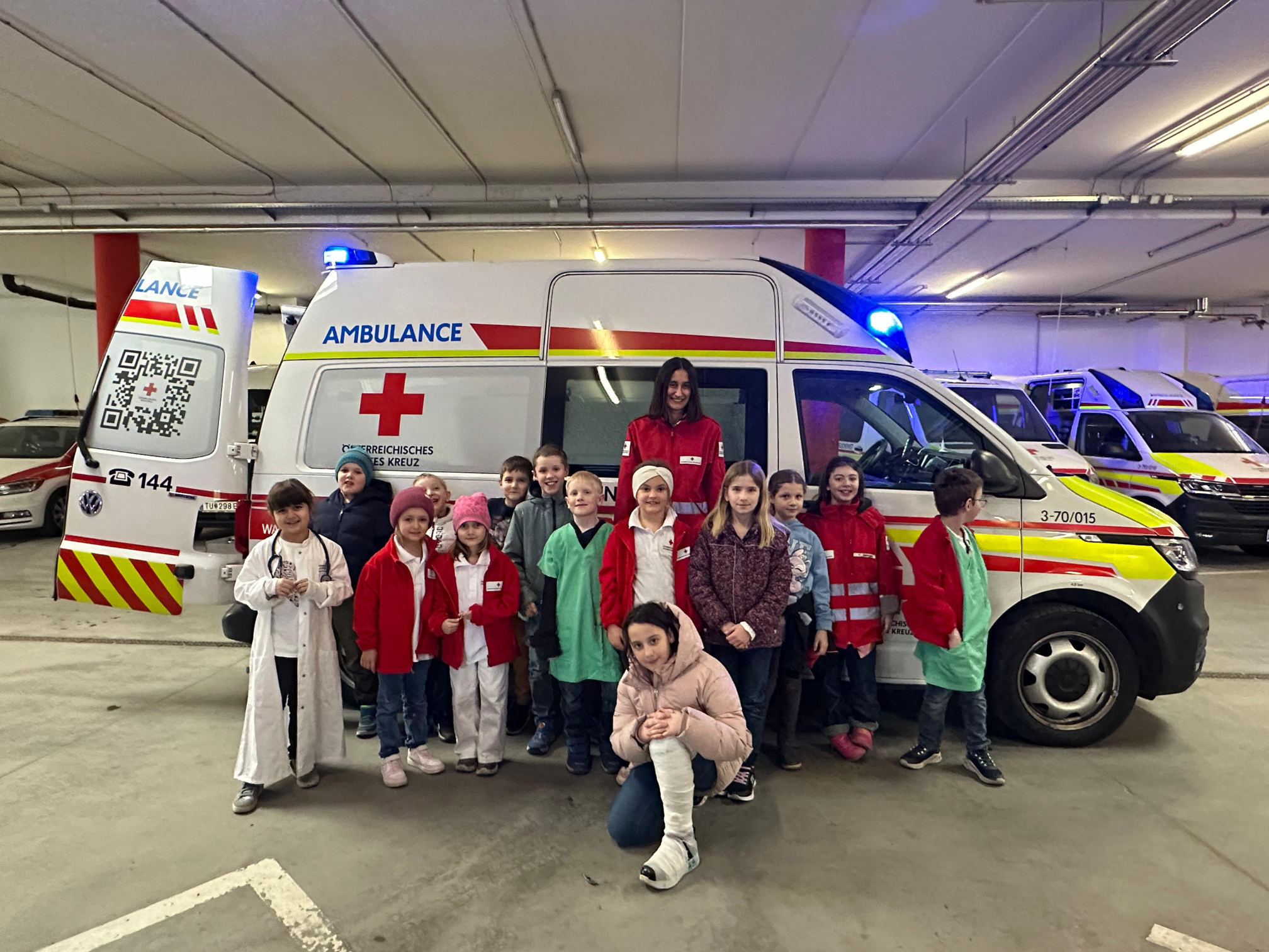 Die Jugendrotkreuzgruppen "Schäfchen & Lämmchen" präsentieren sich in der Rotkreuz-Fahrzeughalle