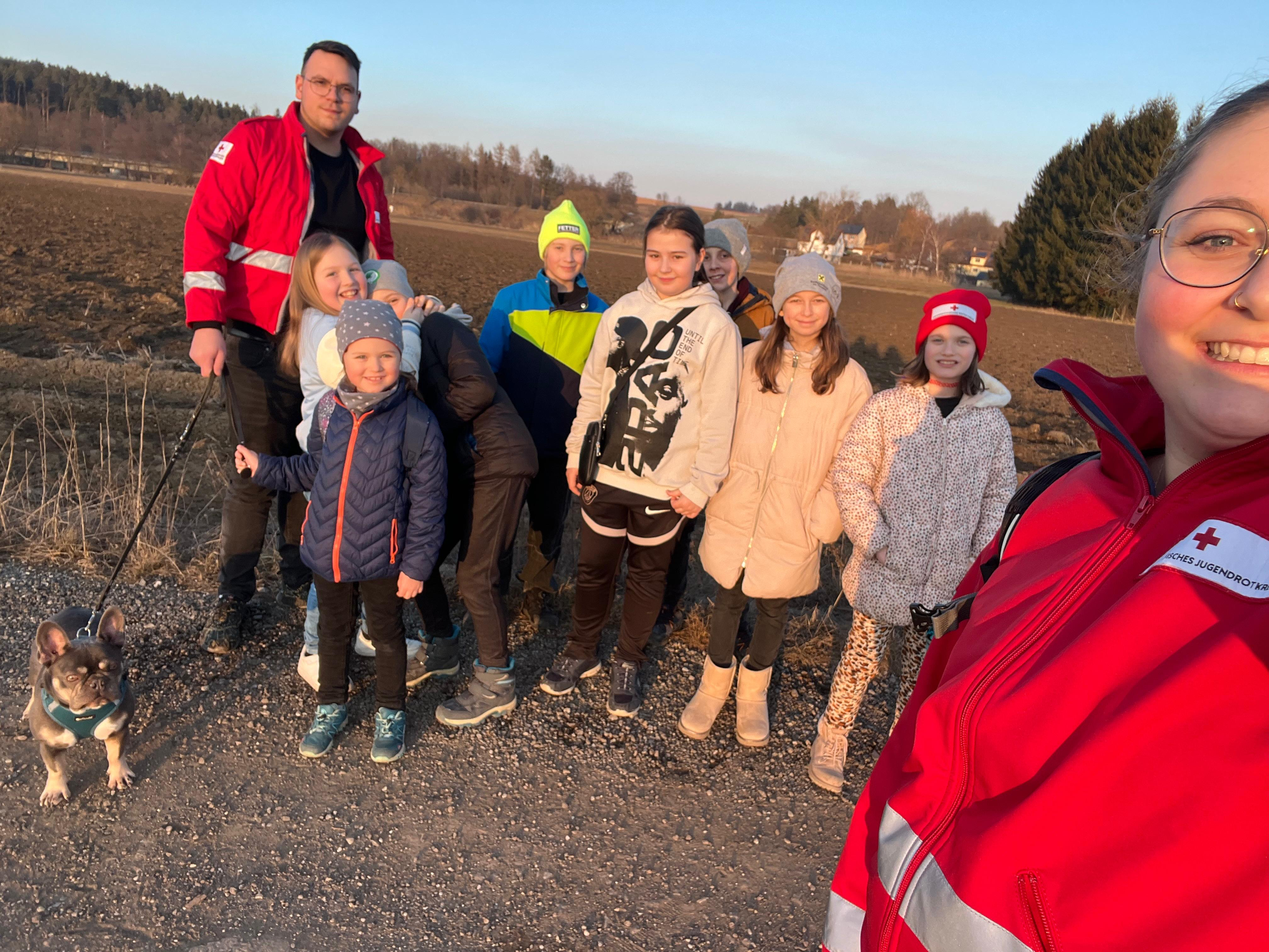 Die Jugendrotkreuz-Gruppe "Redcross-Sheep" präsentiert sich bei einem Spaziergang.