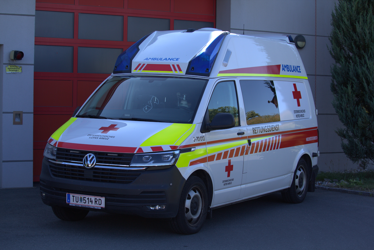 Ein Krankentransportwagen vor der Fahrzeuggarage.