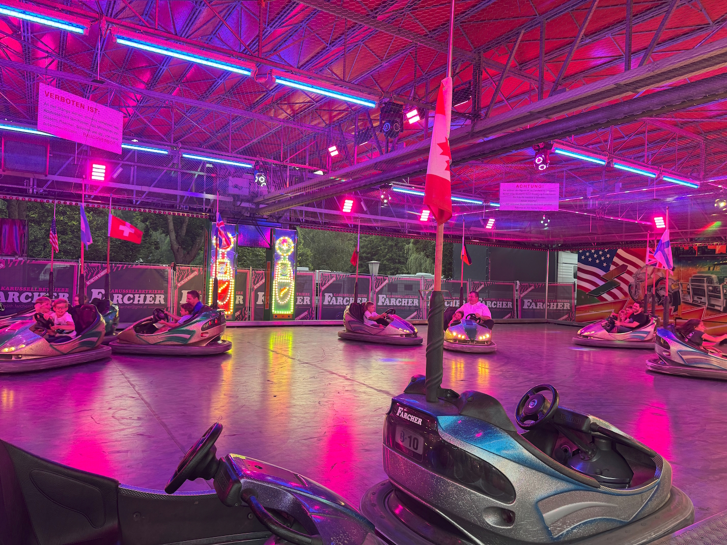 Ein Foto des Fahrgeschäftes "Autodrom" am Volksfest in Waidhofen/Thaya