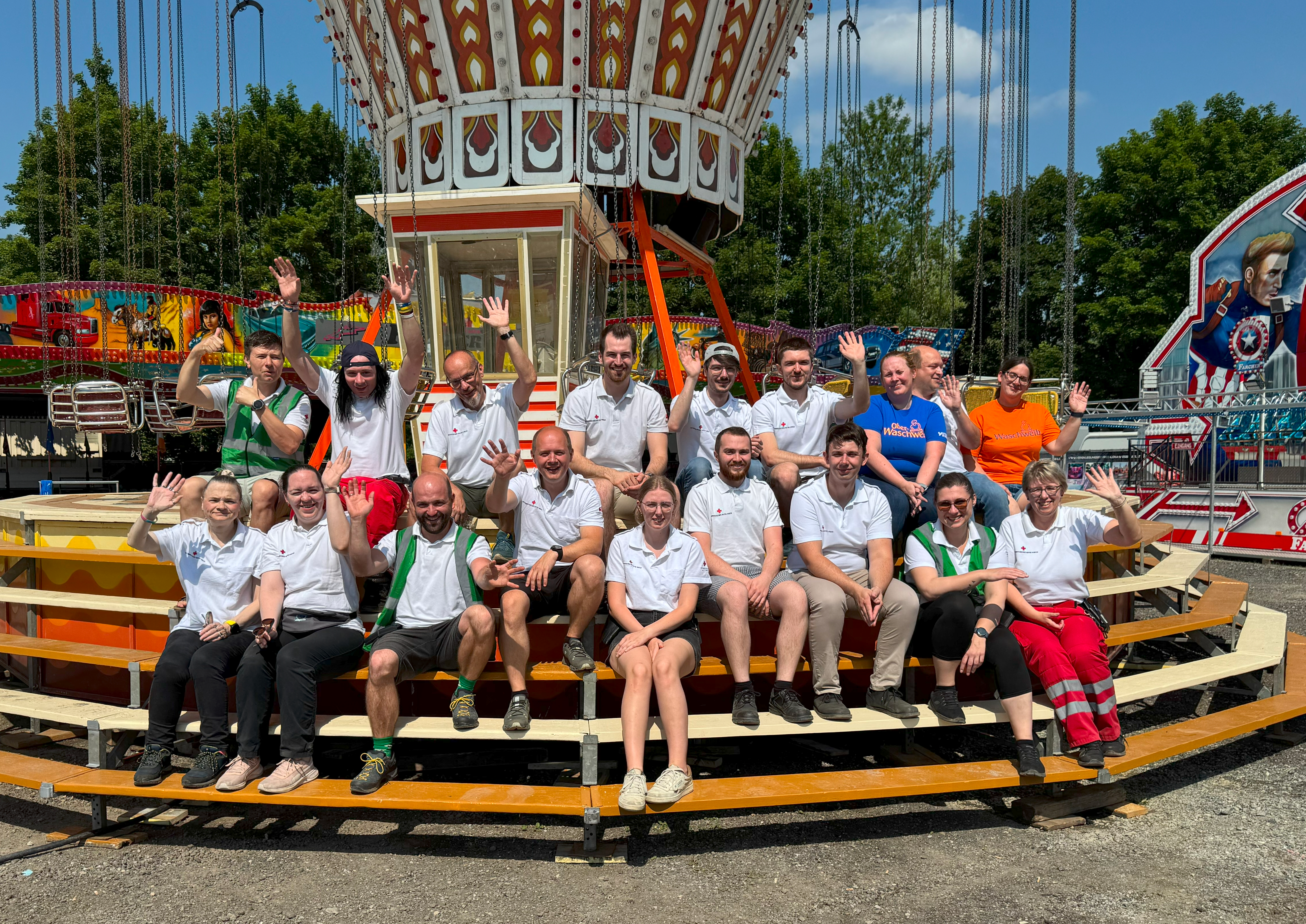 Teamfoto von einem Teil der Bewirtungsmannschaft des Waidhofner Volksfestes im Jahr 2025 am Kettenkarussell.