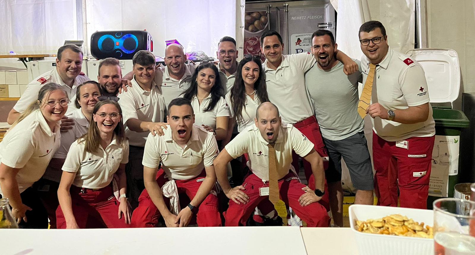 Ein Teil der Disco-Bar-Mannschaft vom Volksfest 2025.