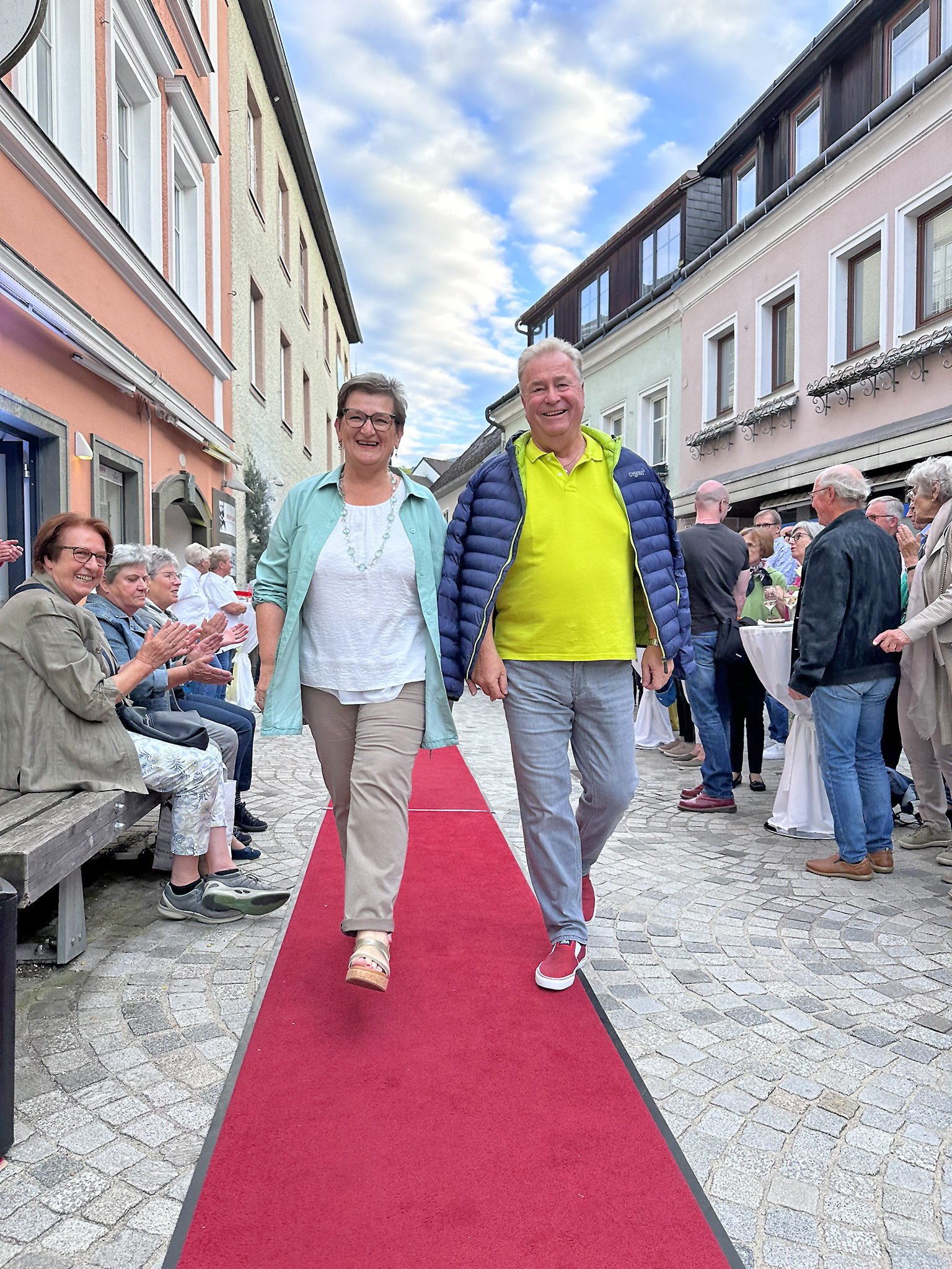 Am Freitag, dem 14. Juni, wurde im Rahmen der Waidhofner Einkaufsnacht das fünfjährige Bestehen gefeiert. „Ein besonderes Highlight des Abends waren unsere beiden Modenschauen, bei denen unsere ehrenamtlichen Mitarbeiter als Models die neuesten Trends und Styles aus dem Henry Laden präsentieren durften.“, freut sich Claudia Schuhleitner, Fachbereichsleiterin für Gesundheits- und Soziale Dienste, über den großen Erfolg der Boutique in der Waidhofner Innenstadt.