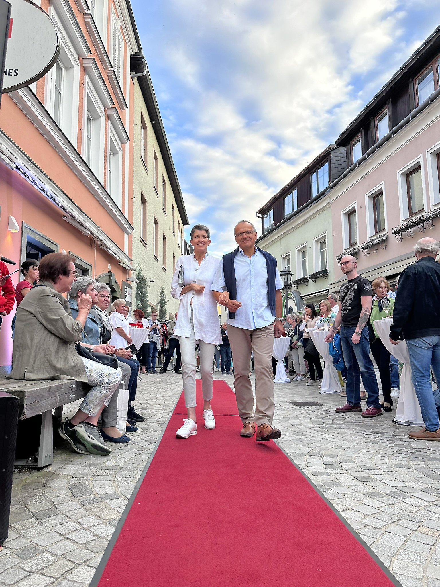 Am Freitag, dem 14. Juni, wurde im Rahmen der Waidhofner Einkaufsnacht das fünfjährige Bestehen gefeiert. „Ein besonderes Highlight des Abends waren unsere beiden Modenschauen, bei denen unsere ehrenamtlichen Mitarbeiter als Models die neuesten Trends und Styles aus dem Henry Laden präsentieren durften.“, freut sich Claudia Schuhleitner, Fachbereichsleiterin für Gesundheits- und Soziale Dienste, über den großen Erfolg der Boutique in der Waidhofner Innenstadt.