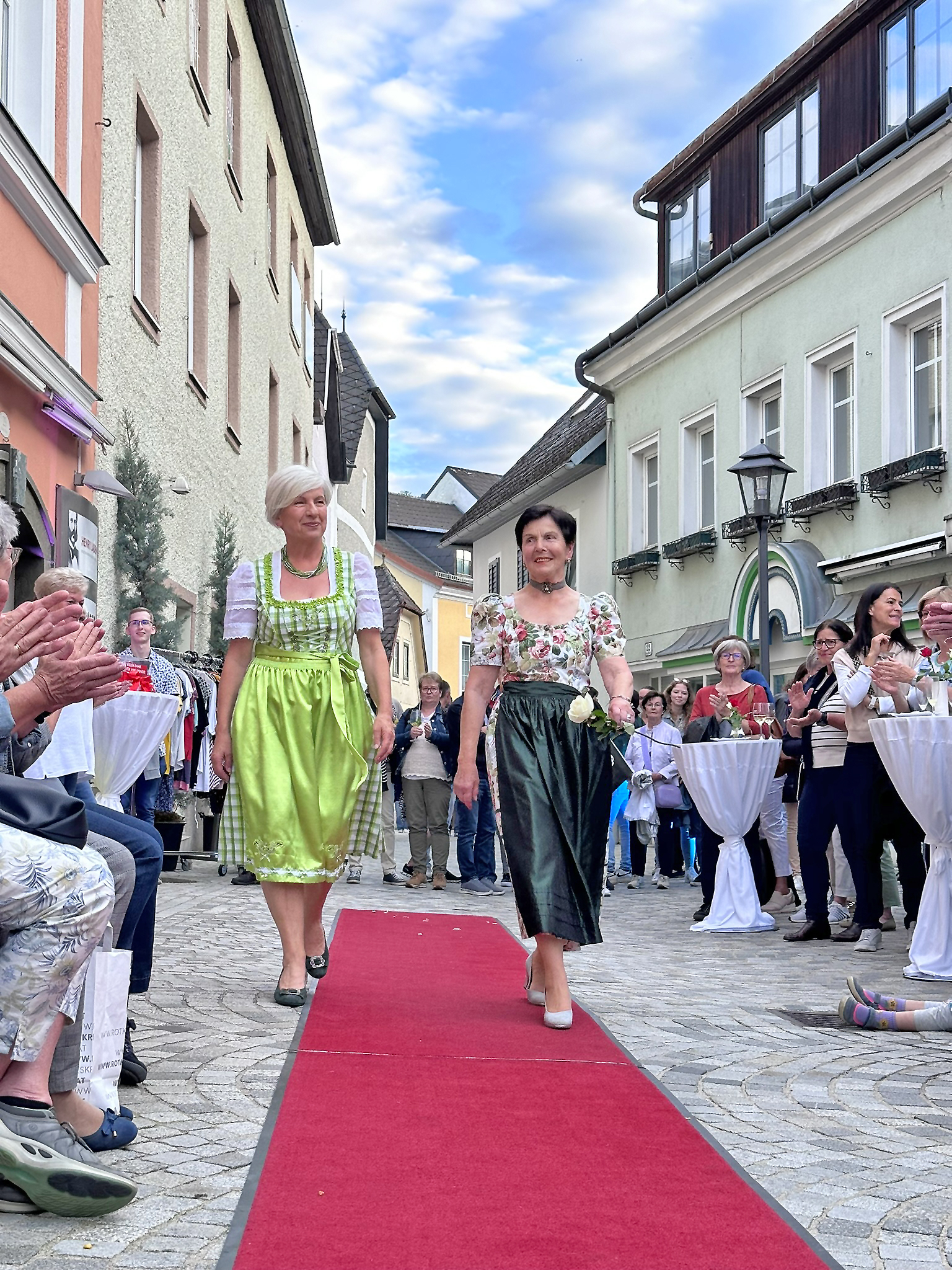 Am Freitag, dem 14. Juni, wurde im Rahmen der Waidhofner Einkaufsnacht das fünfjährige Bestehen gefeiert. „Ein besonderes Highlight des Abends waren unsere beiden Modenschauen, bei denen unsere ehrenamtlichen Mitarbeiter als Models die neuesten Trends und Styles aus dem Henry Laden präsentieren durften.“, freut sich Claudia Schuhleitner, Fachbereichsleiterin für Gesundheits- und Soziale Dienste, über den großen Erfolg der Boutique in der Waidhofner Innenstadt.