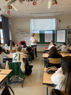 Schüler sitzen in einer Klasse und es wird ihnen psychische erste Hilfe nähergebracht