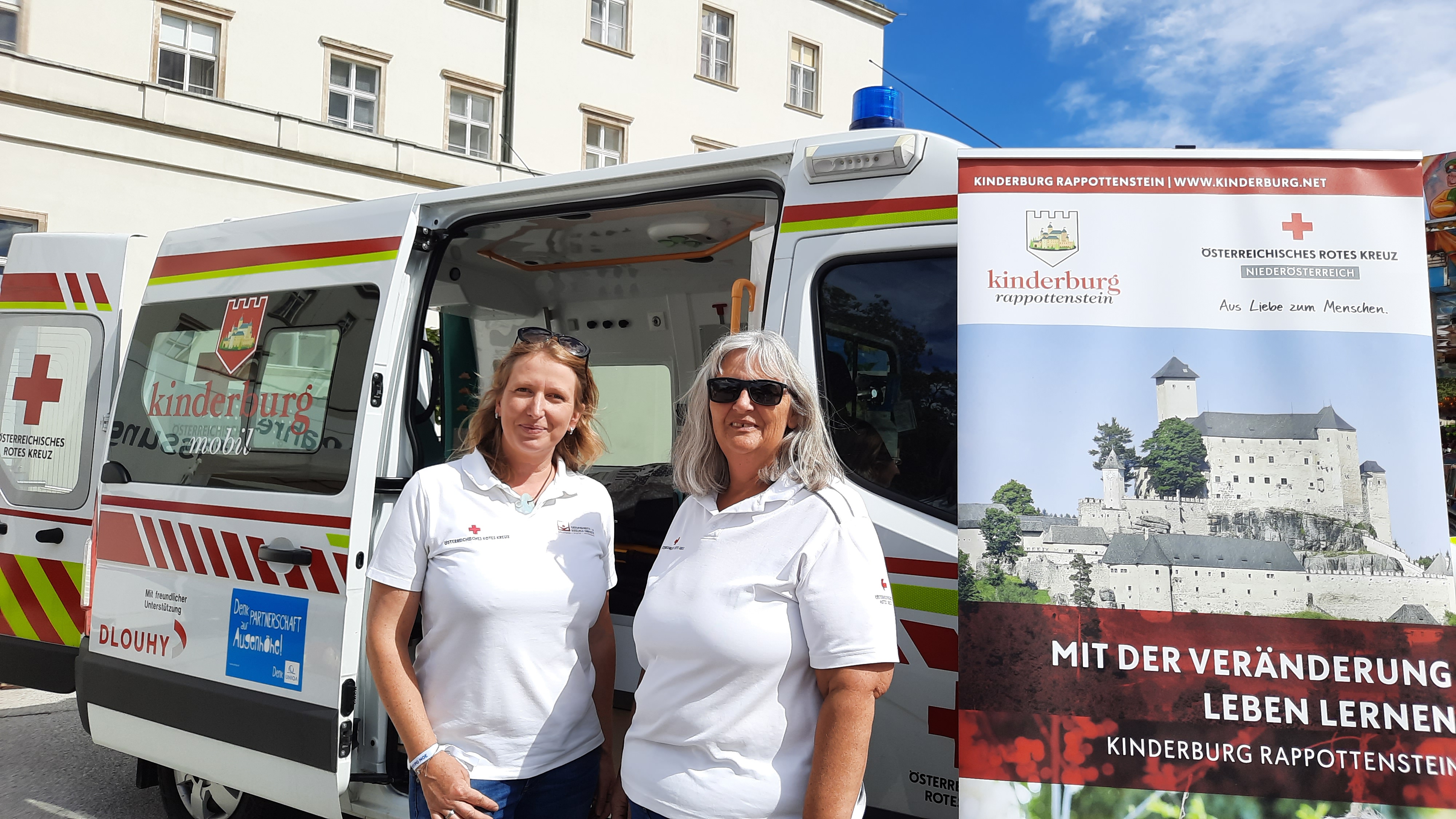 Kinderburgmobil am Blaulichttag - © RKNÖ/B.Hohl Das Kinderburgmobil, ein eigens ausgestatteter Krankentransportwagen wird präsentiert