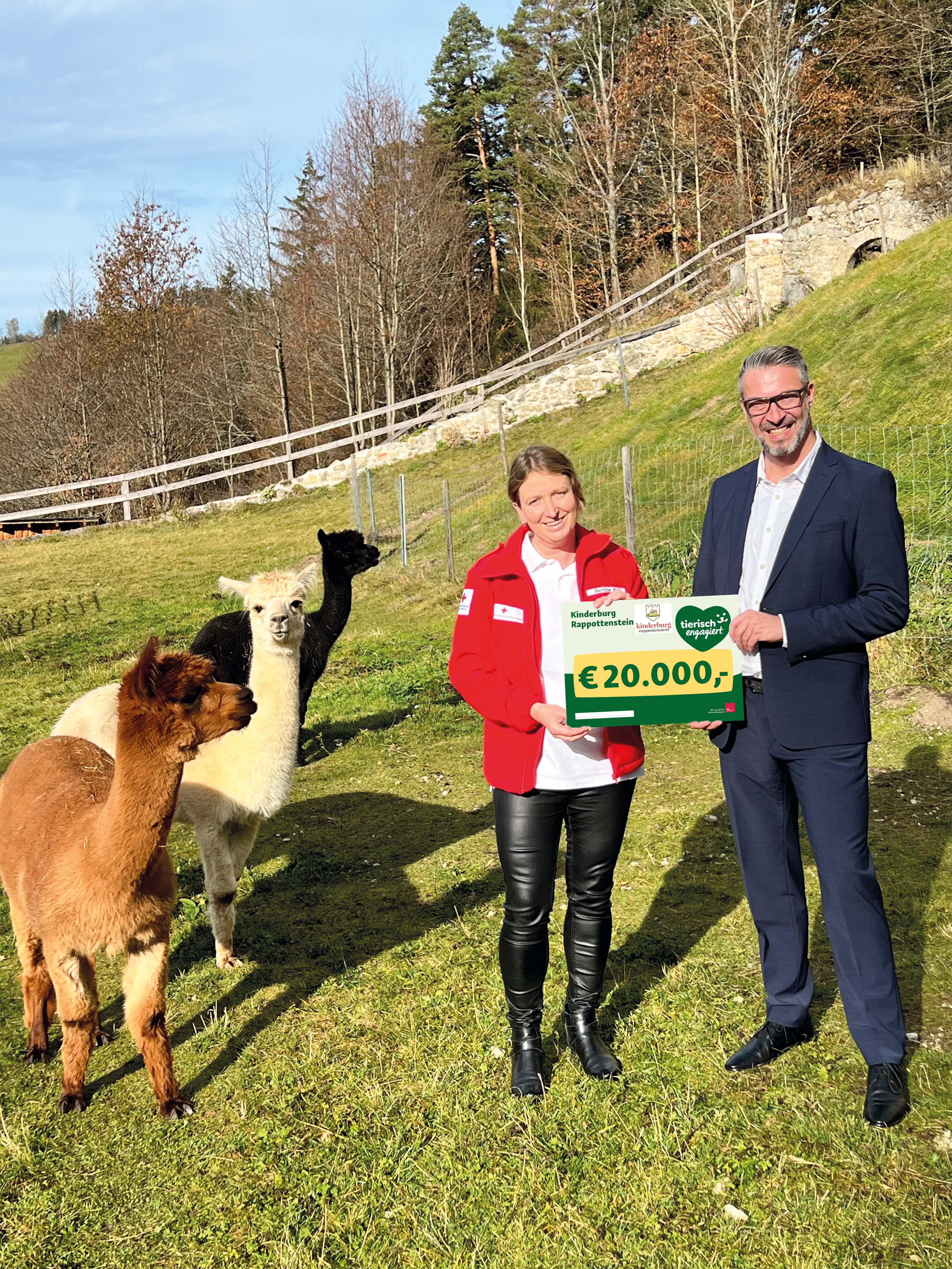 Fressnapf Spendenuebergabe - © fressnapf/T.Kerschbaumer Die Fa. Fressnapf bei der Spendenübergabe auf der Burg Rappottenstein