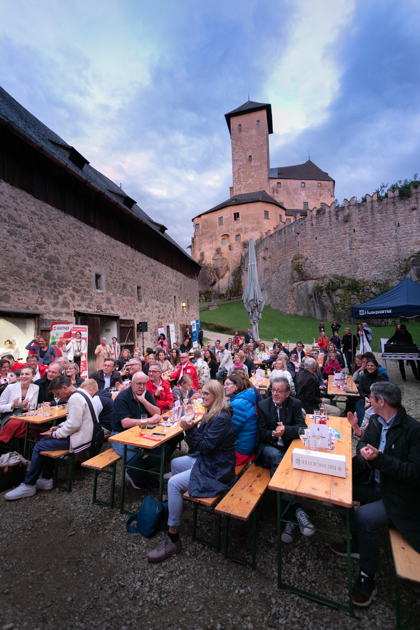 Konzertbesucher beim 3. Benefizkonzert auf der Burg Rappottenstein - © @ Gerry Frank Photography 2022 Besucher des Benefizkonzertes