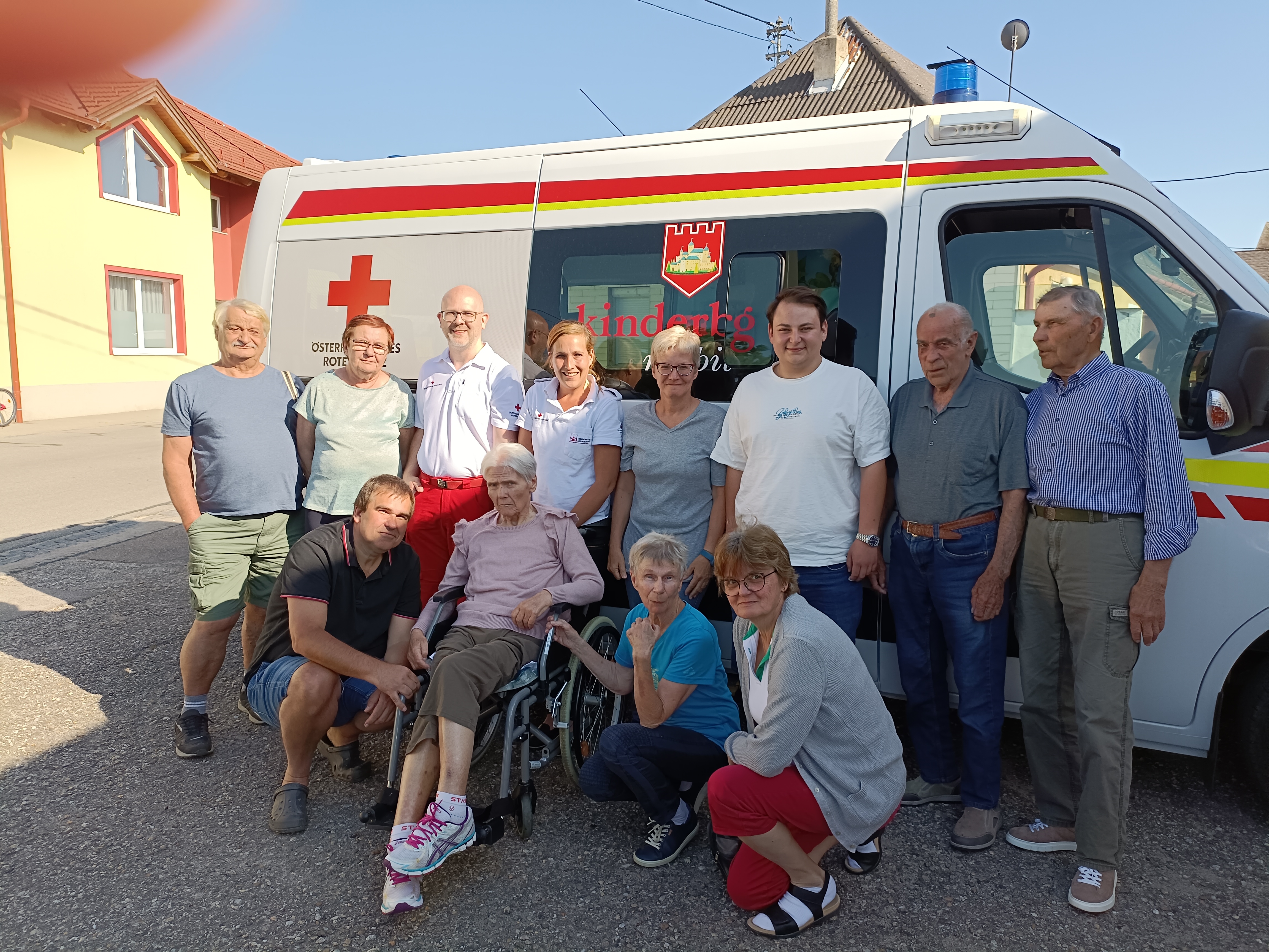 © T.Kreiner/RKNÖ Kinderburg mobil mit den Fahrgästen und der Familie
