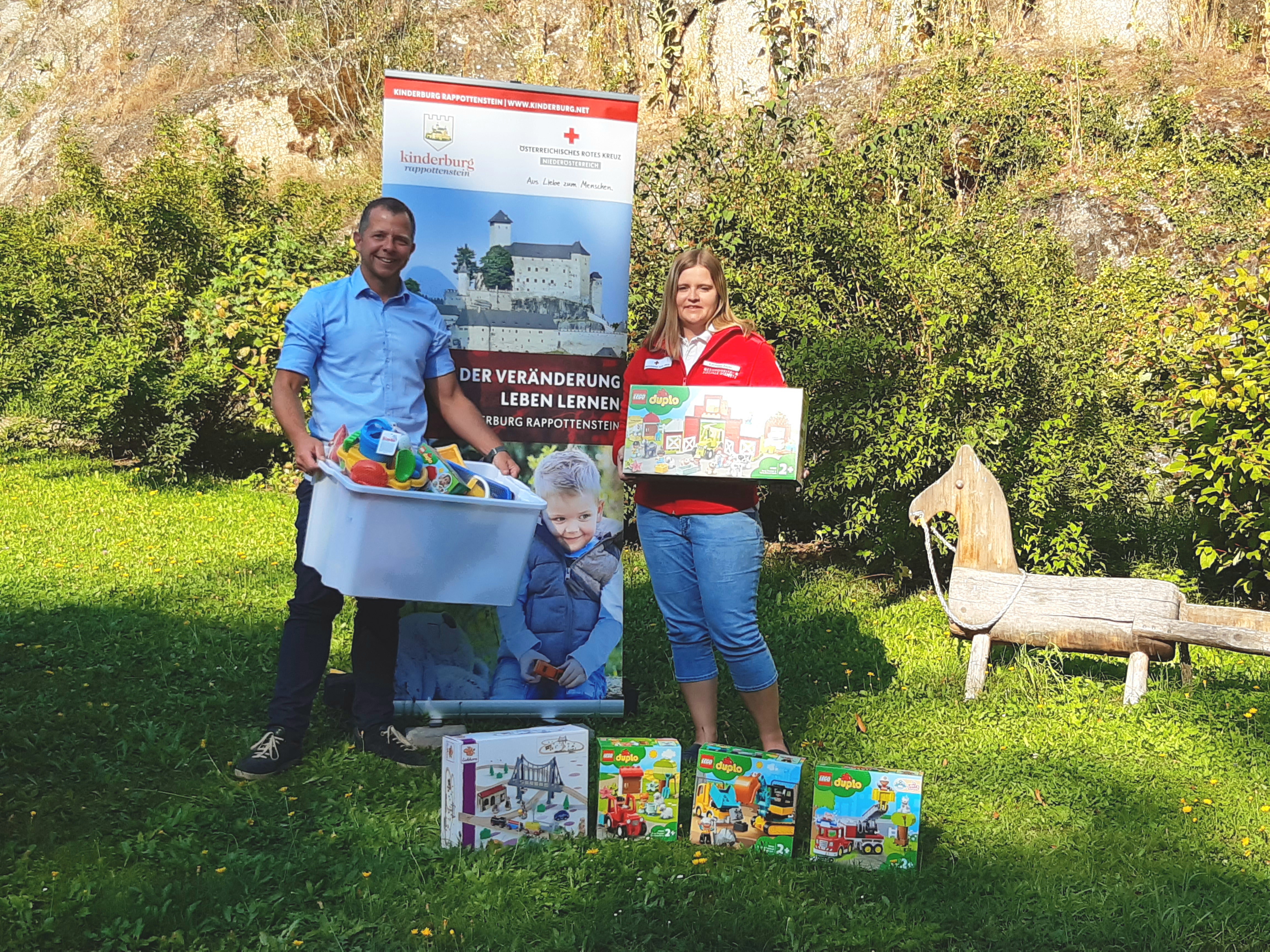 © rknö/kinderburg Herbert Auer vom Lagerhaus Zwettl übergibt Spielwaren an die Leitung der Kinderburg