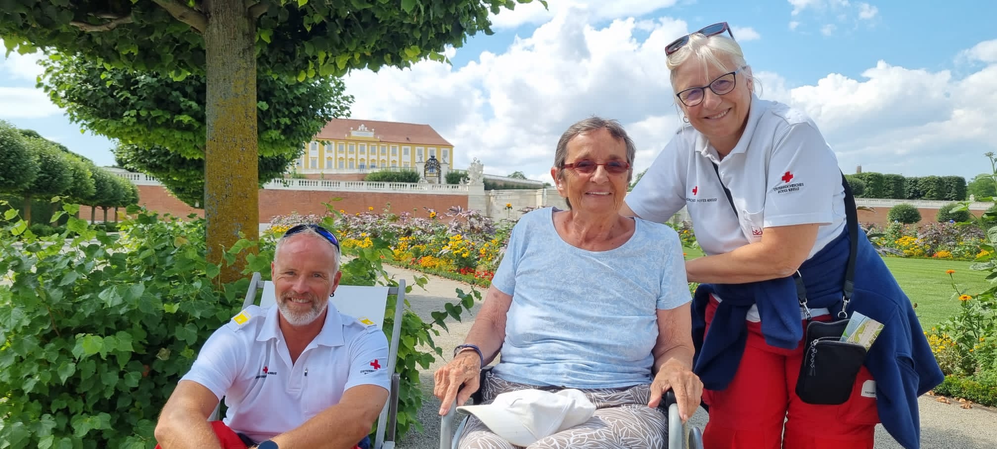 © RKNÖ/J.Kahl Unsere beiden Ehrenamtlichen mit der Klientin in Schloss Hof