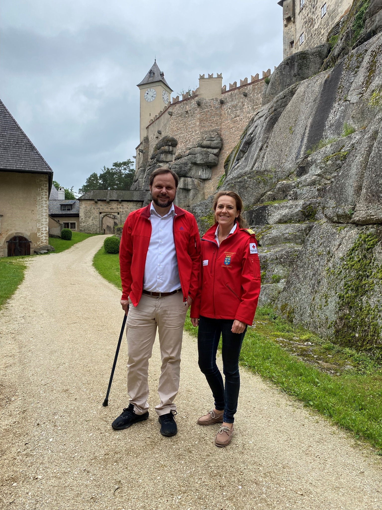 Mario Thaler und Andrea Winter vor der Burg