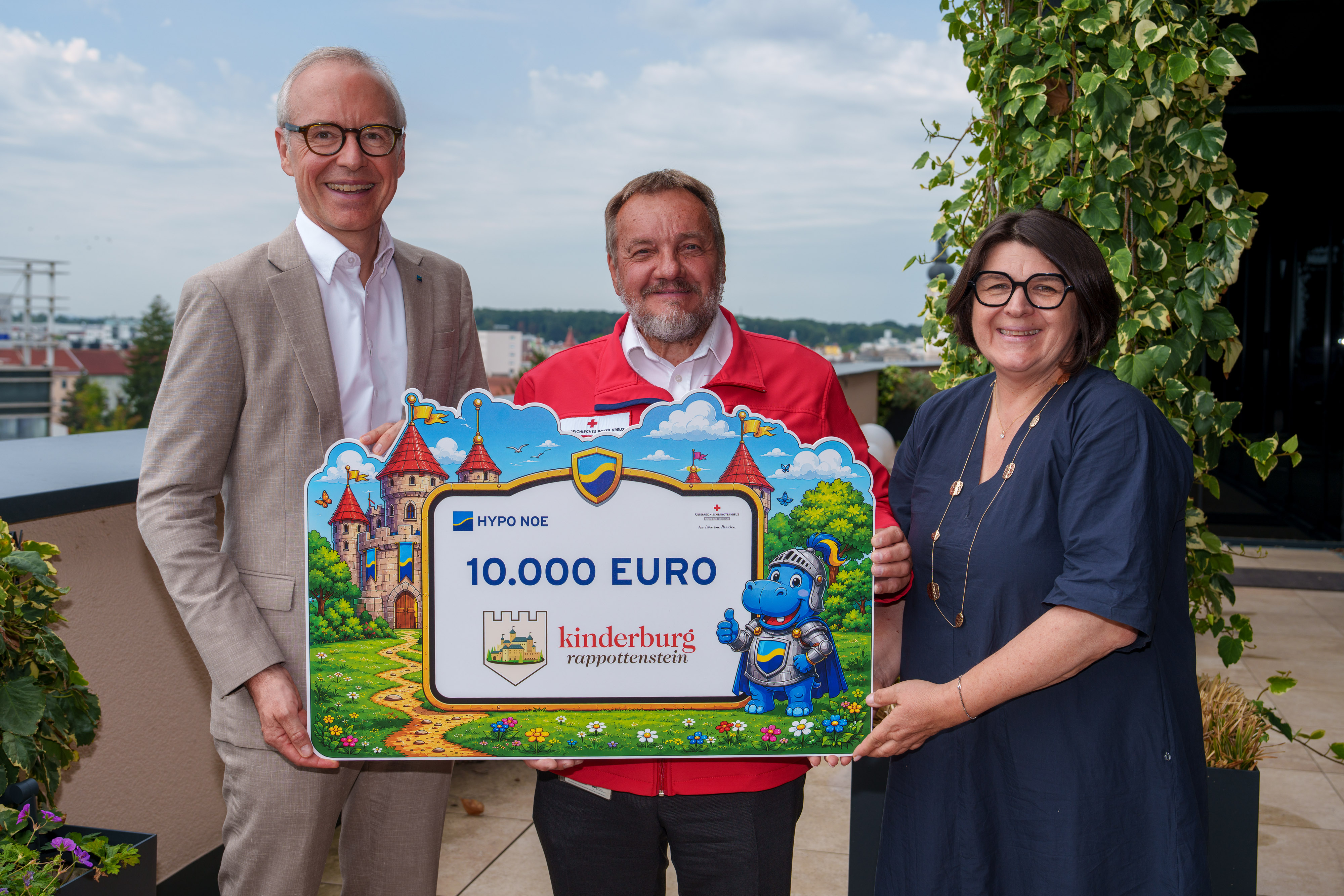 HYPO NOE Landesbank spendet 10.000 Euro für das Projekt des Roten Kreuzes “Kinderburg Rappottenstein”.