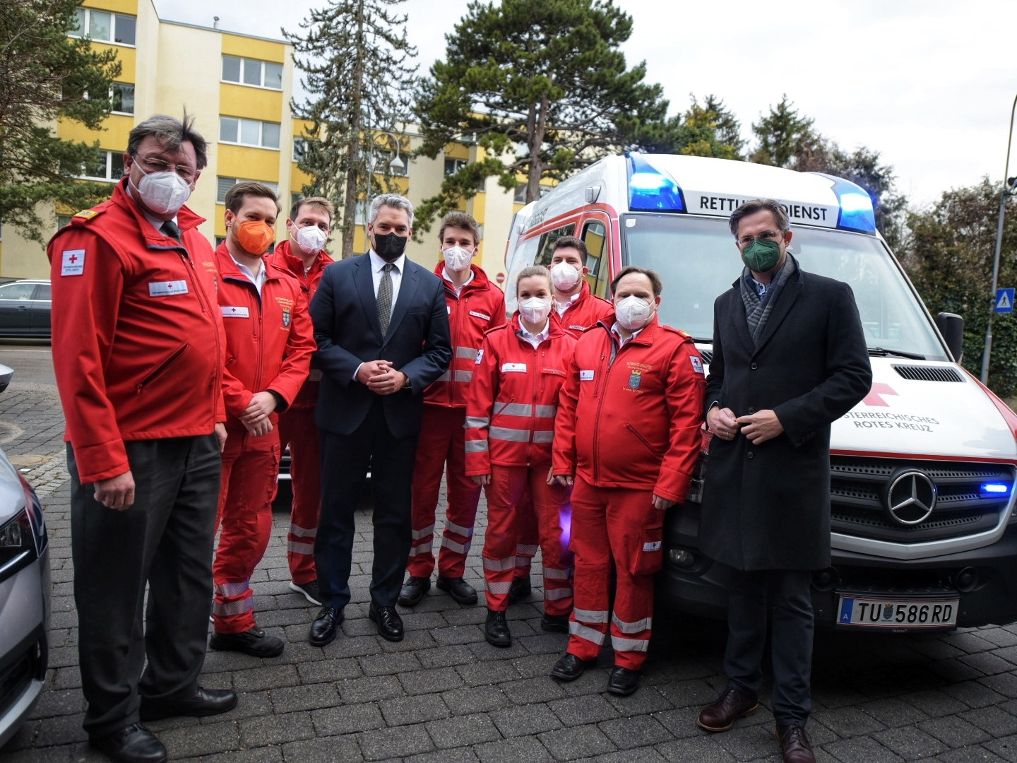 Besuch Bundeskanzler Karl Nehammer - © RK NÖ/F.Schodritz Bundeskanzler Karl Nehammer besuchte am 24.12.2021 den Rotkreuz-Stützpunkt in Klosterneuburg, um sich für den Einsatz der vielen freiwilligen und beruflichen Helfer_innen herzlich zu bedanken.