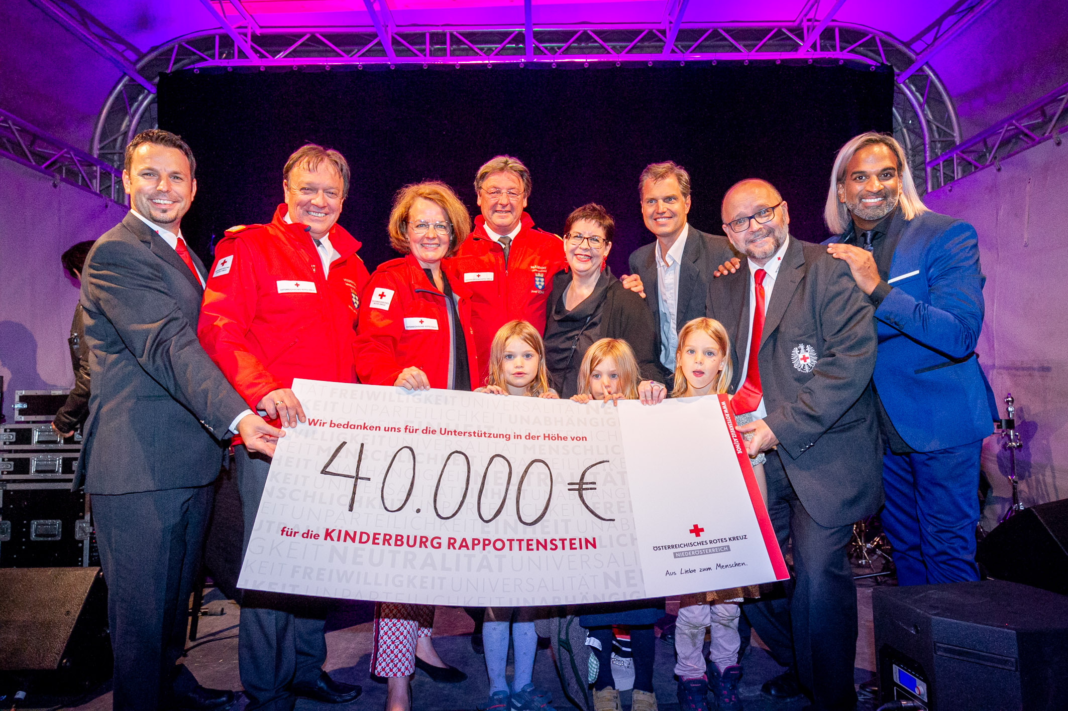 Benefizkonzert auf und für die Kinderburg Rappottenstein - © @ Gerry Frank Photography 2021 Spendenscheckpräsentation nach dem Benefizkonzert auf und für die Kinderburg Rappottenstein