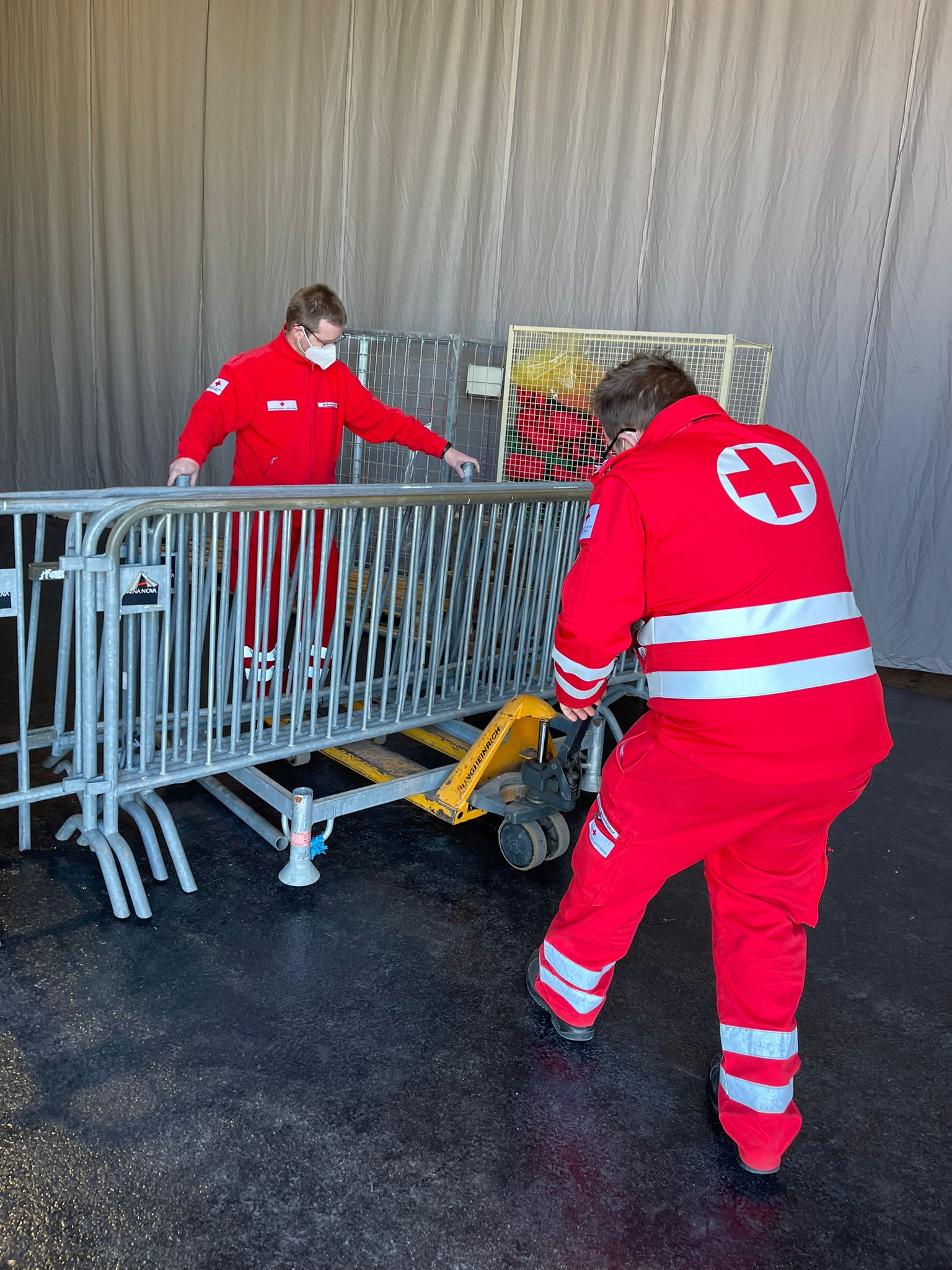 Hilfe für Menschen in Not - © RK NÖ/A.Espino Das Rote Kreuz NÖ bereitet den Einsatz in der Arena Nova vor.