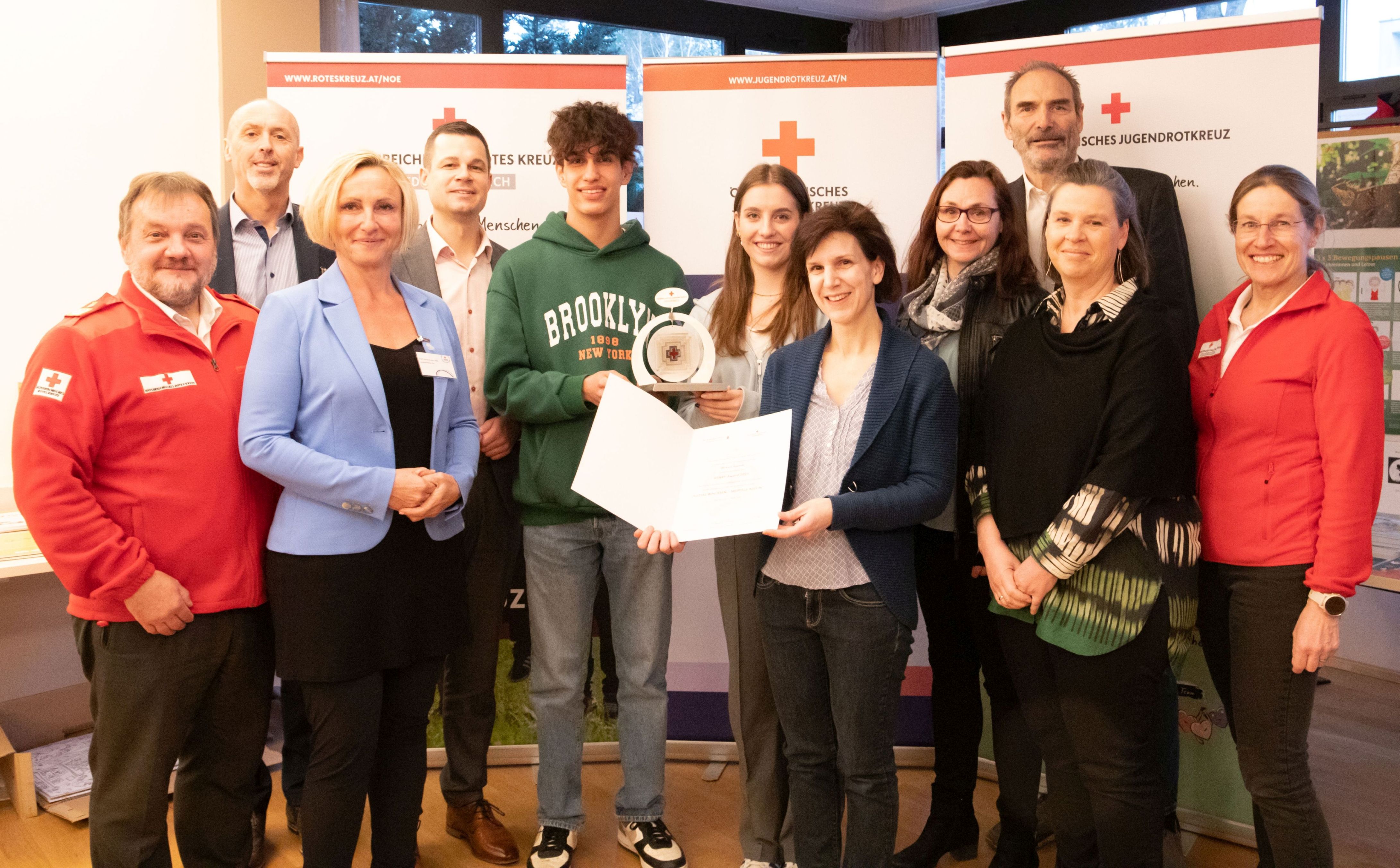 Kat: BRG Krems (4) Vorne: Vizepräsident Hans Ebner, Rotes Kreuz NÖ, Landesleiterin-Stv. Sylvia Graser, JRK NÖ und Lehrerin Iris Schrefel Hinten: Regionalleiter BR 1 Fritz Laschober, Bildungsdirektor Karl Fritthum, Schüler Jonathan Somero, Schülerin Linda Kagerer, Direktorin Elisbeth Buchinger-Glaser, Lehrerin Nikola Stiglitz, Johannes Hiller, Bundesreferent AHS, Abteilungsleiterin Ulrike Hanka, JRK NÖ