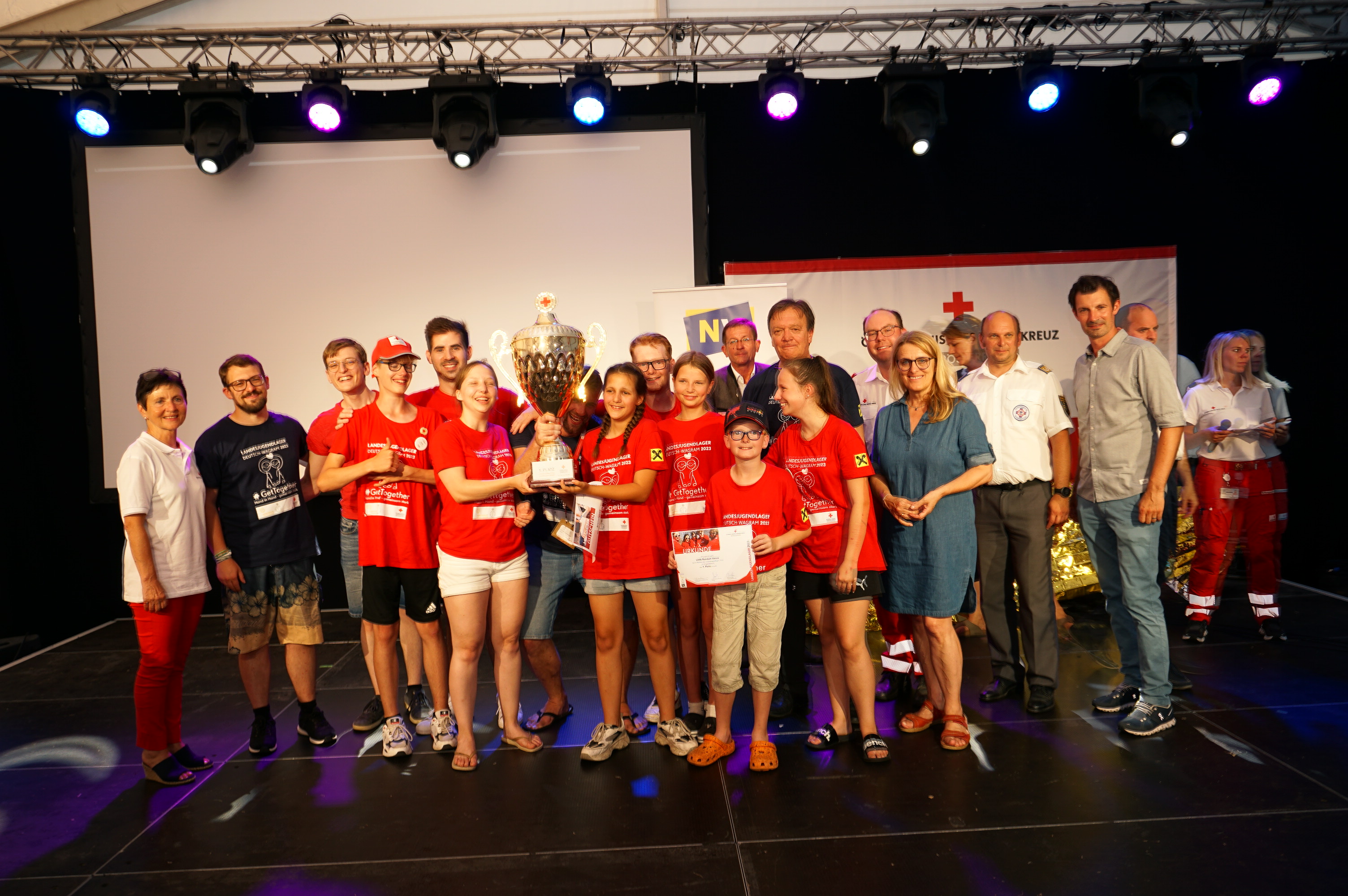 Sieg in der Gesamtwertung: Das Team „Little Random Voices“ aus Kottingbrunn freut sich über den großen Wanderpokal