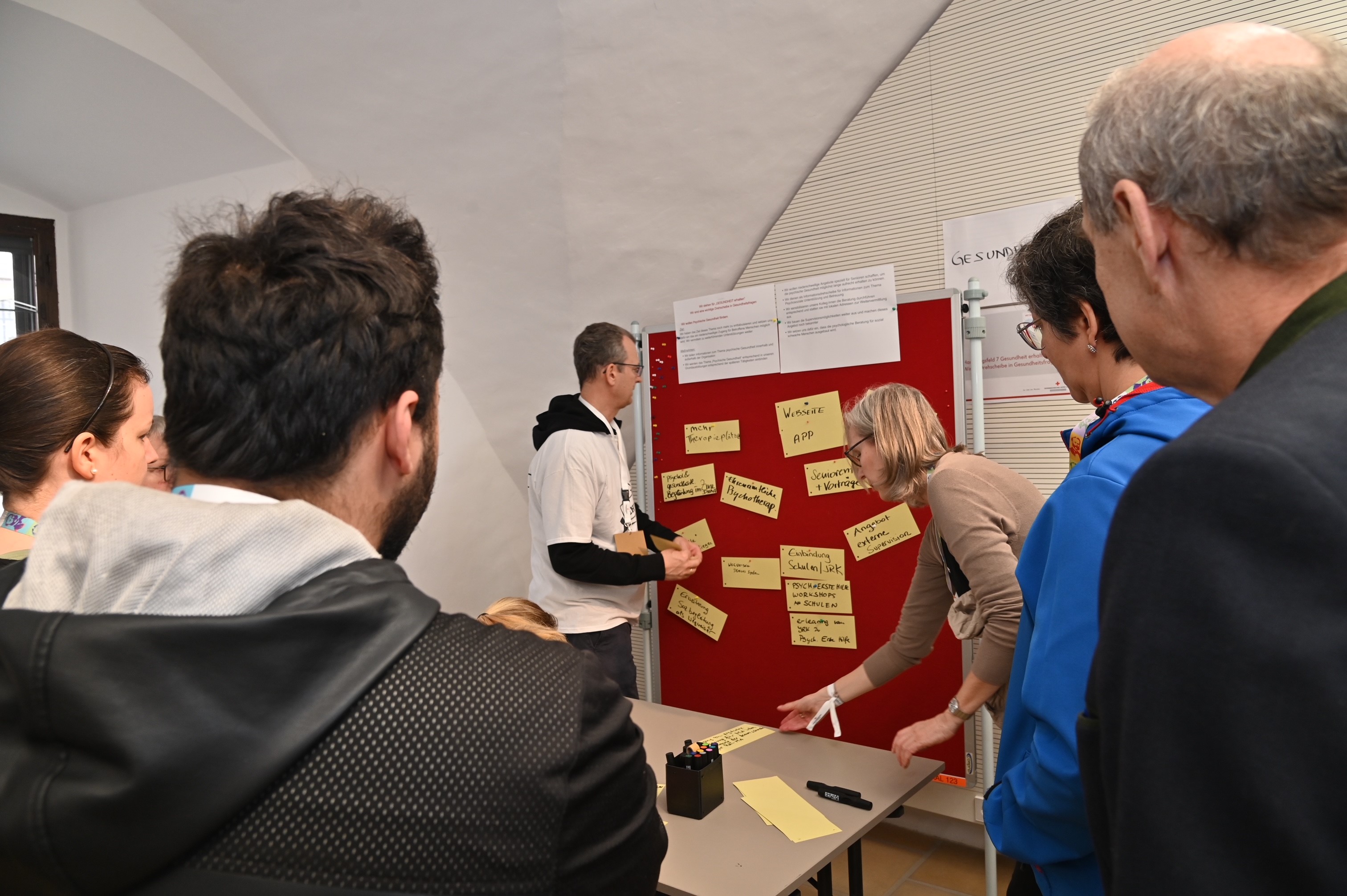 Mitarbeiter:innen vom Roten Kreuz NÖ am Strategietag 2023.
