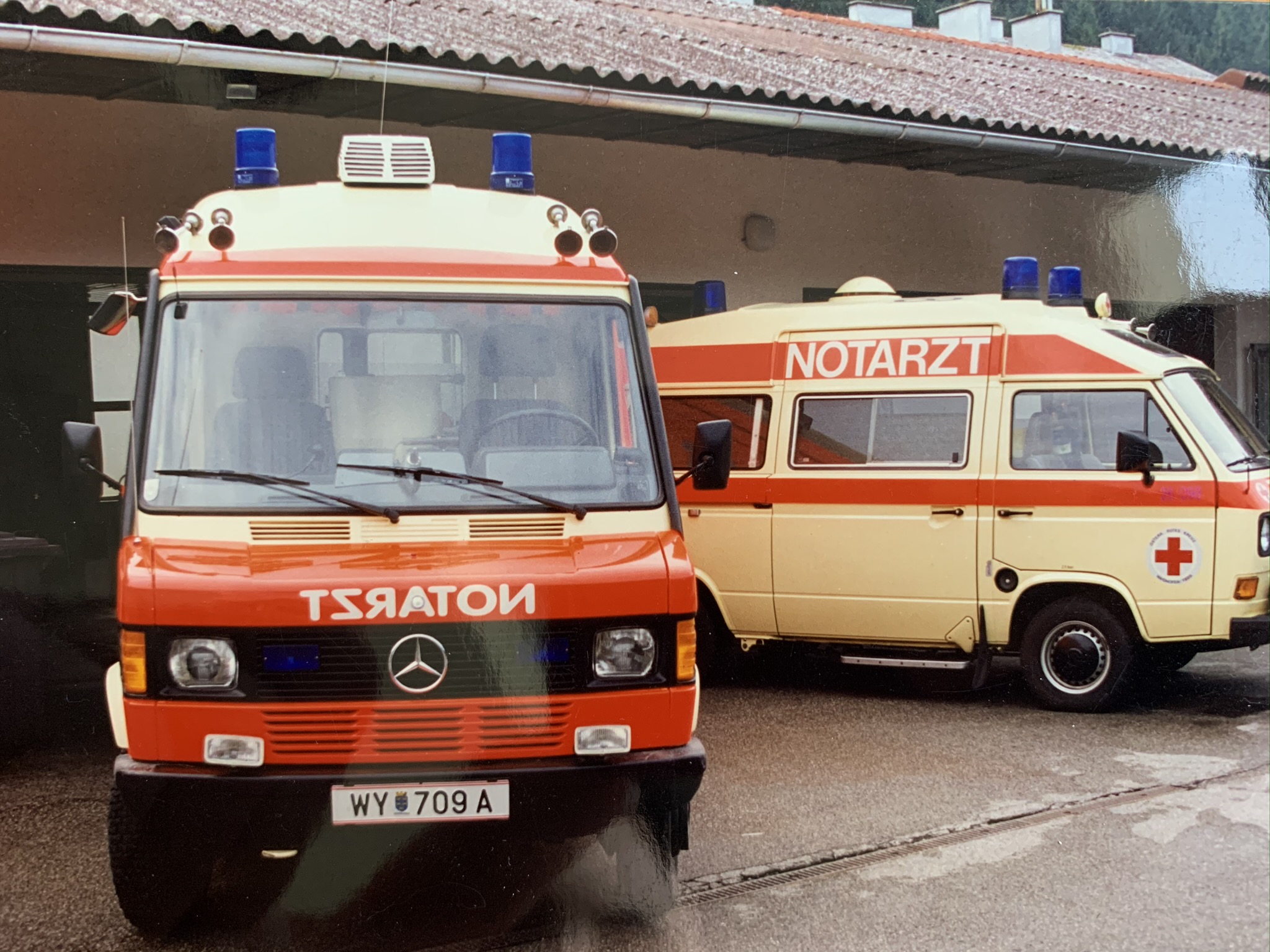 Auf dem Foto sind zwei alte Rettungsautos NAW und SNAW zu sehen.