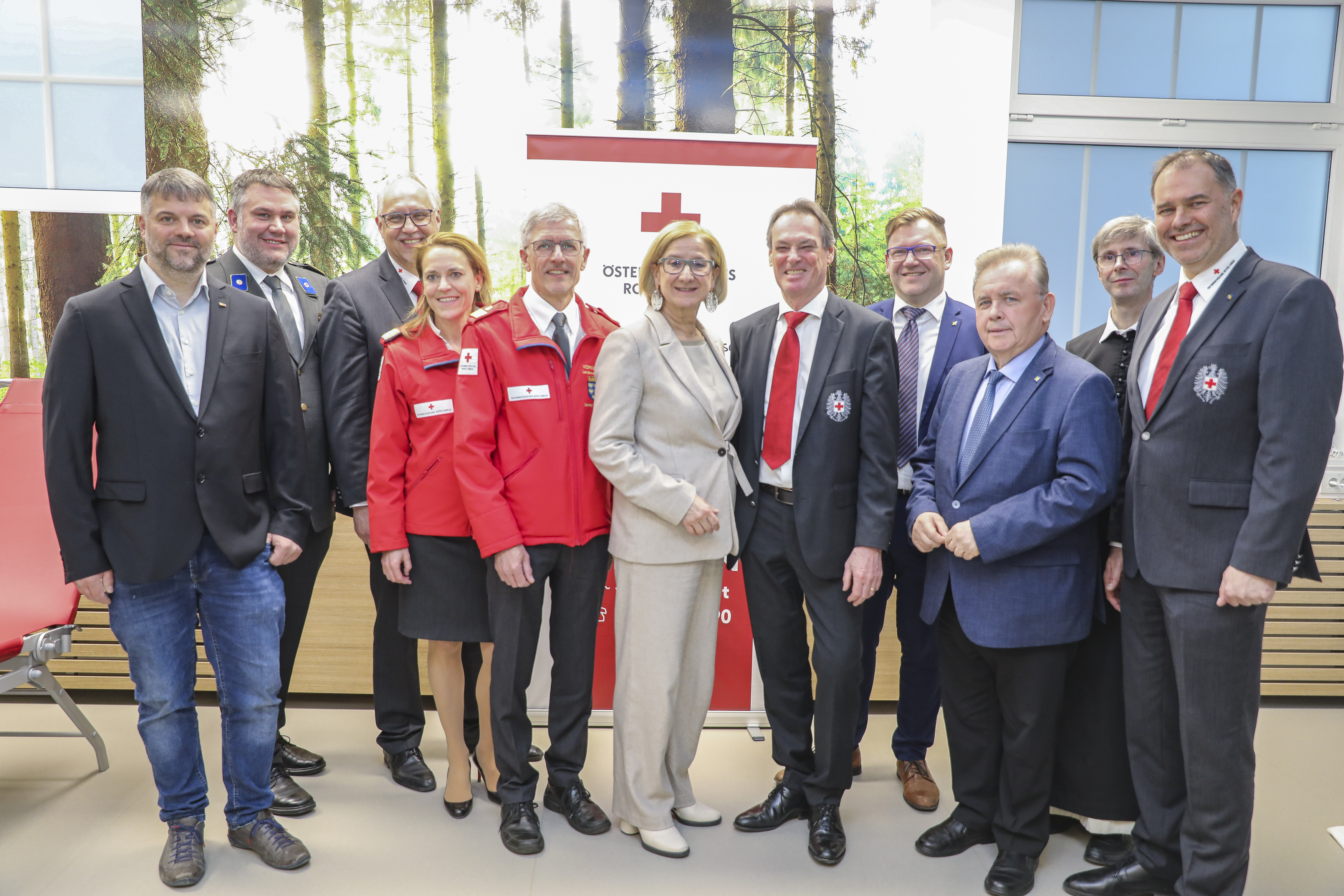 © RKNÖ/M.Hechenberger Gruppenfoto bei der Eröffnung des neuen Blutspendestützpunktes in Zwettl.