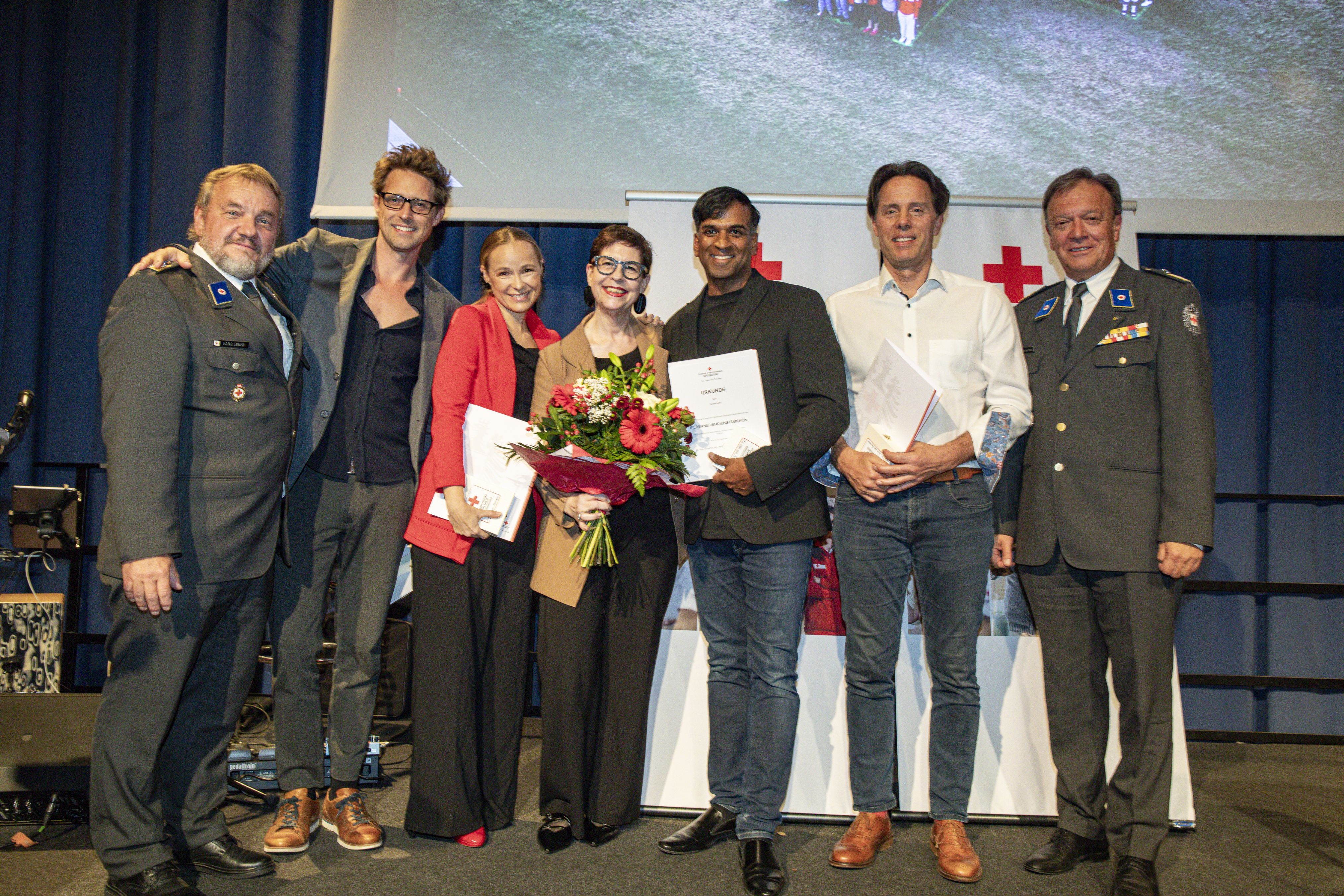 Ehrungsfoto mit Präsident und den Künstler:innen vom Benefizkonzert.