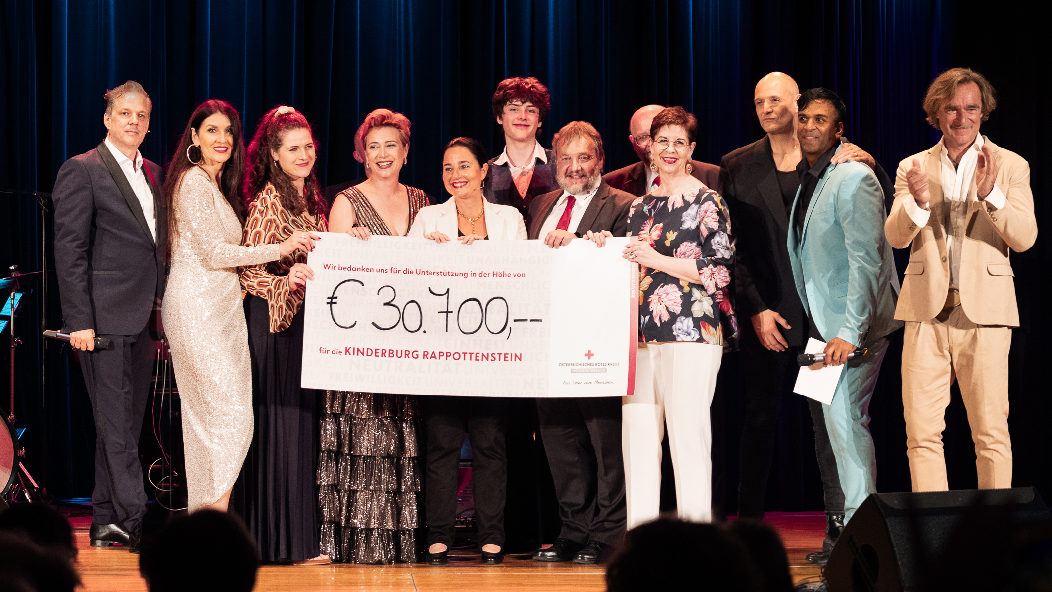 © © Patricia Gaida Gruppenfoto bei der Scheckübergabe vom Benefizkonzert 2025